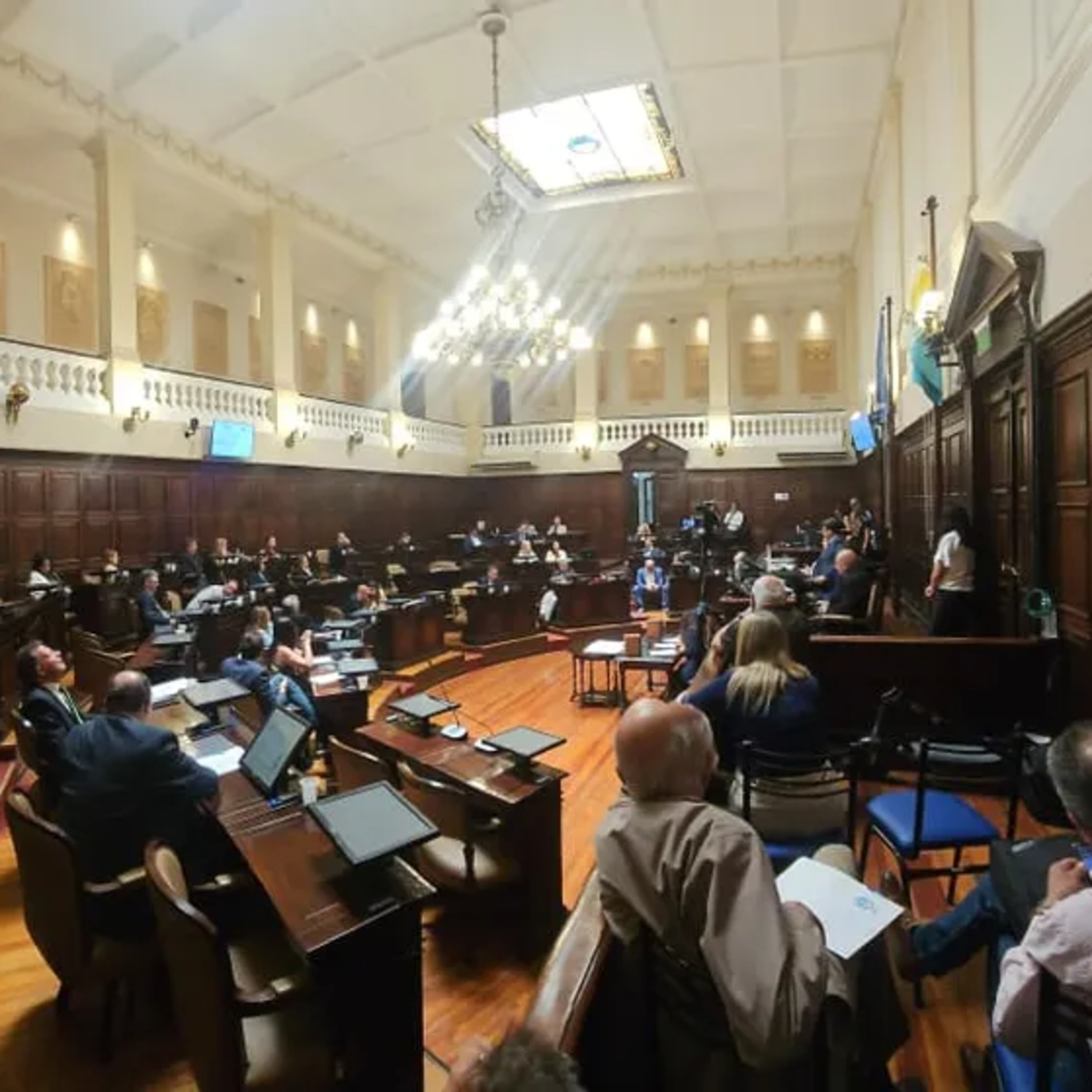Proponen eliminar el receso invernal de la Legislatura provincial - Cintia Gómez episode artwork