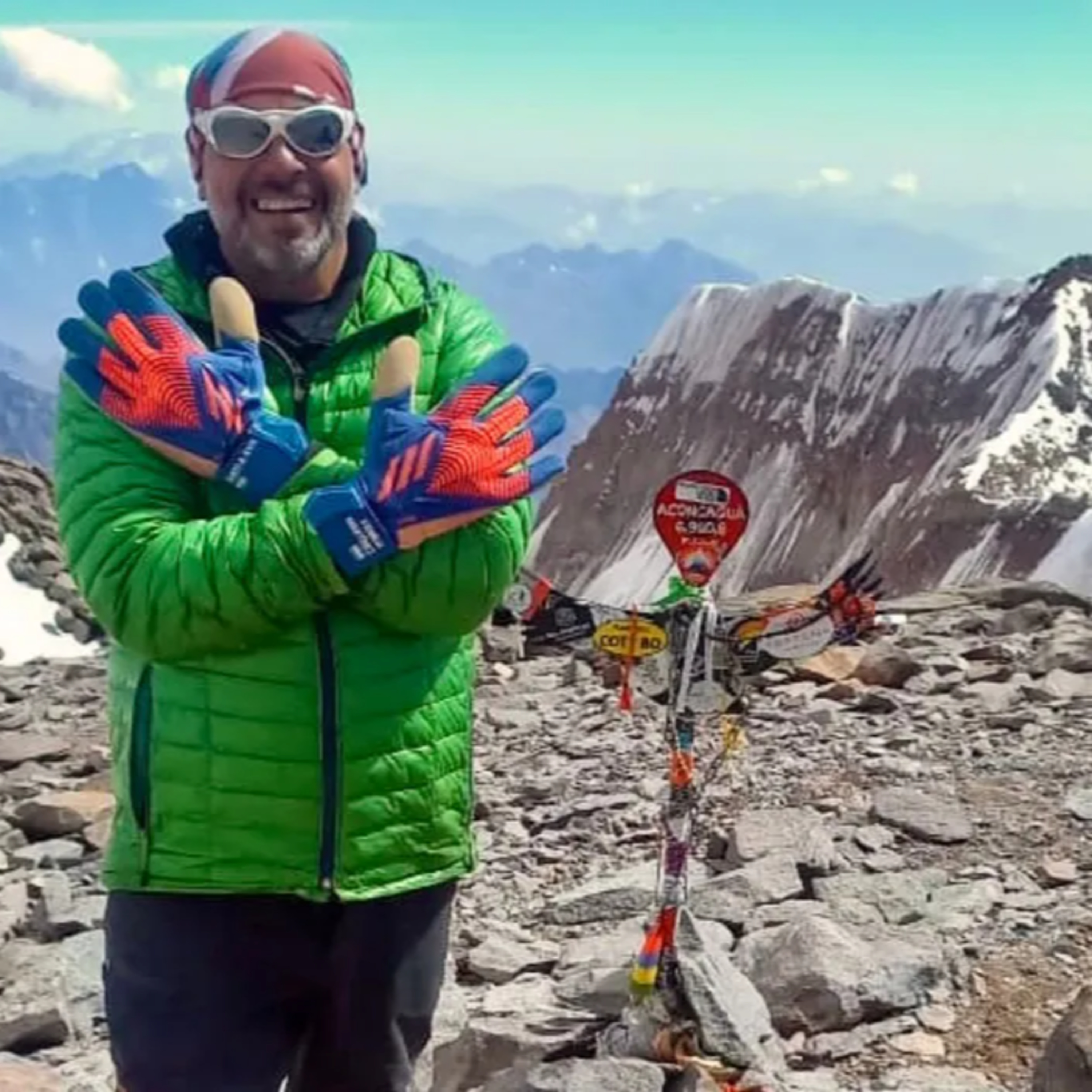 Los guantes del "Dibu" Martínez en la cima del Aconcagua - Pablo Tapia episode artwork
