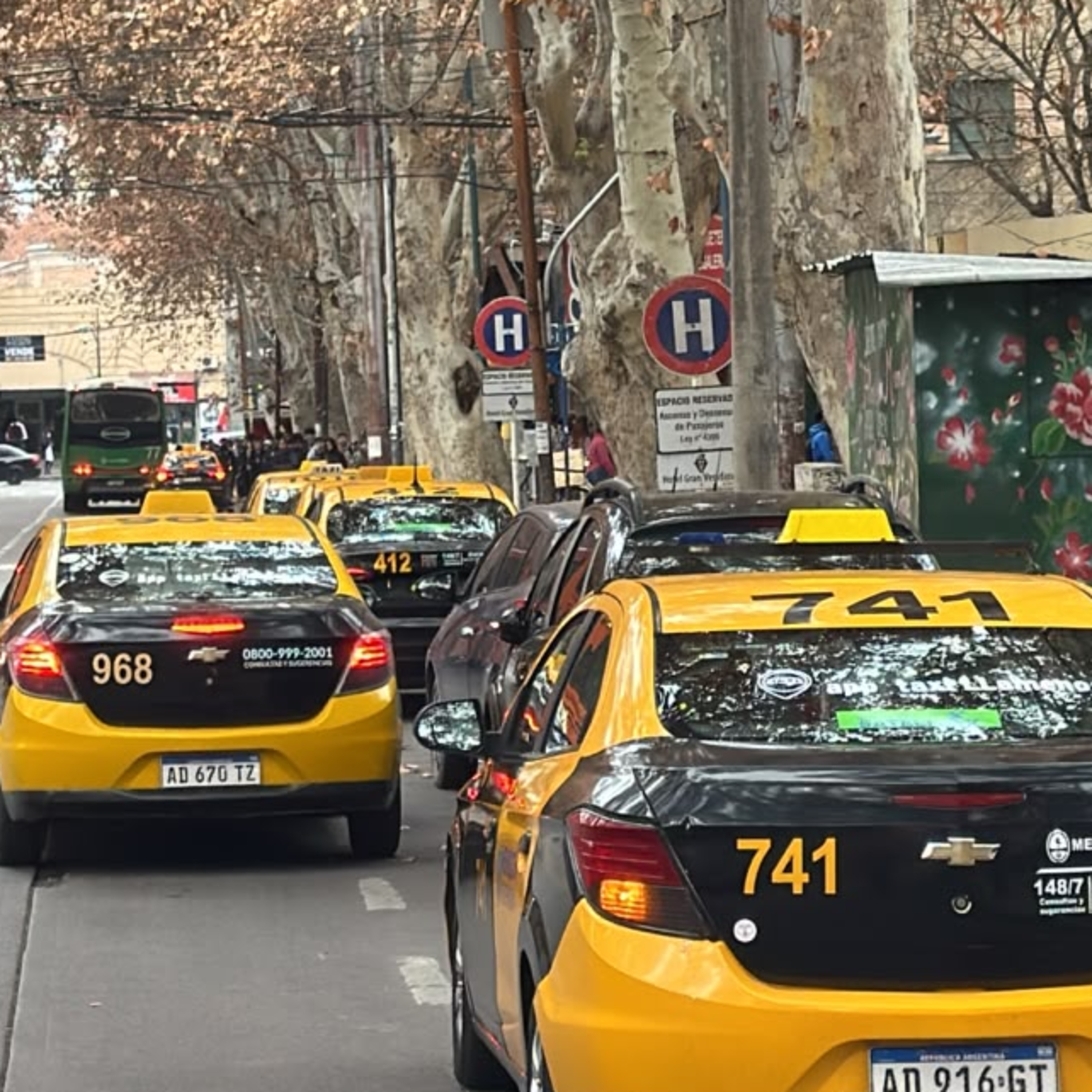 Aumentan las tarifas, pero no los viajes: la crisis que golpea a los taxis en Mendoza - Nimsi Franciscangeli  episode artwork