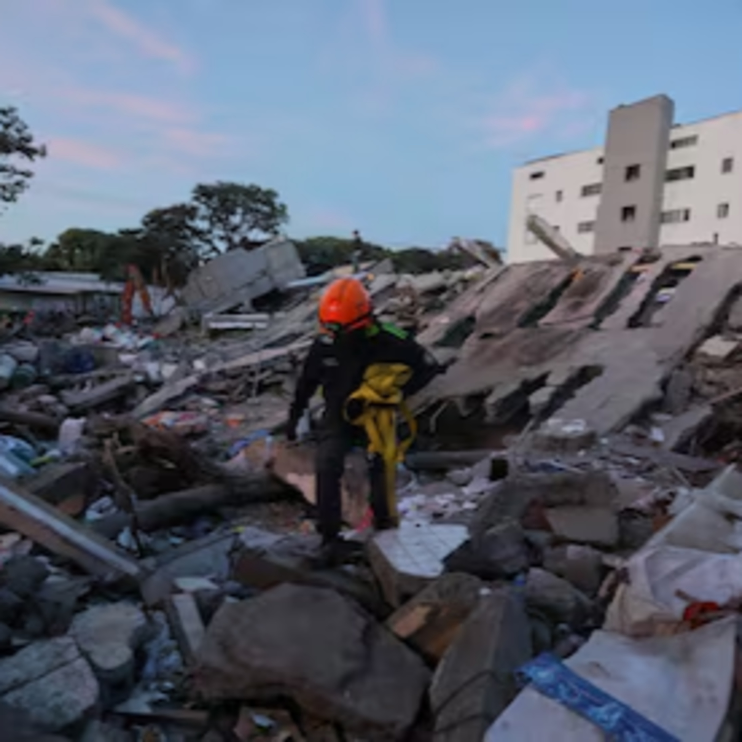 Terremoto en Colombia y la situación de américa latina - Ian Watt episode artwork