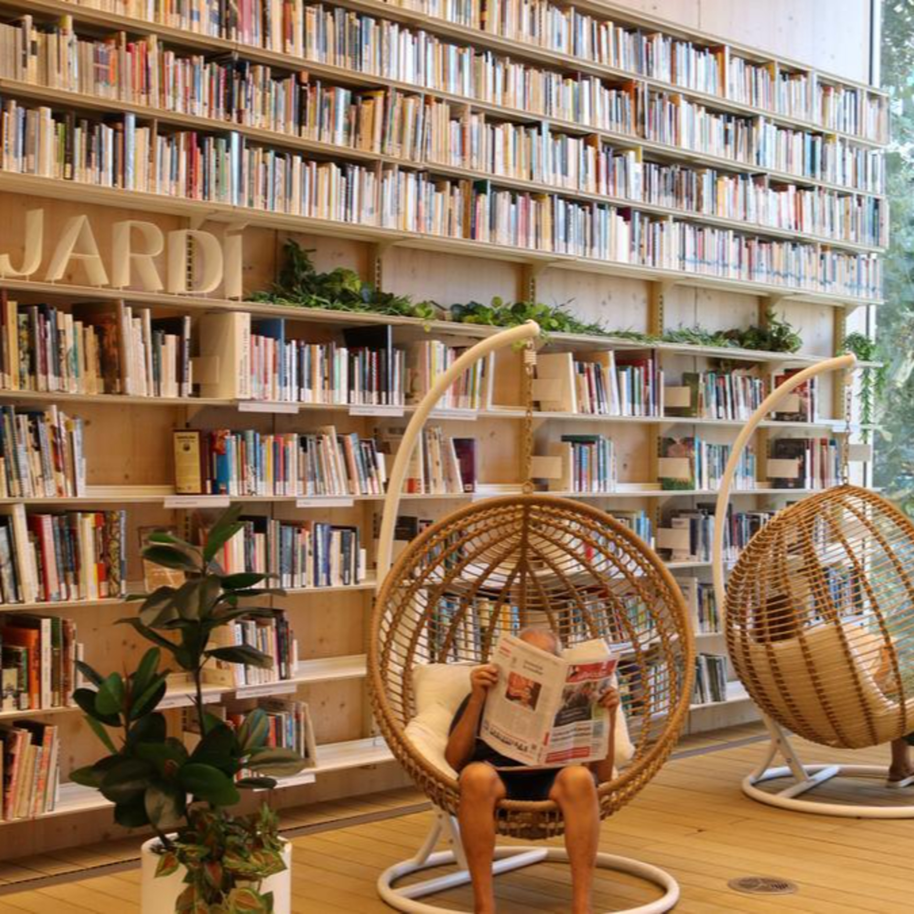 Charlando con libros - Adrián Sussudio