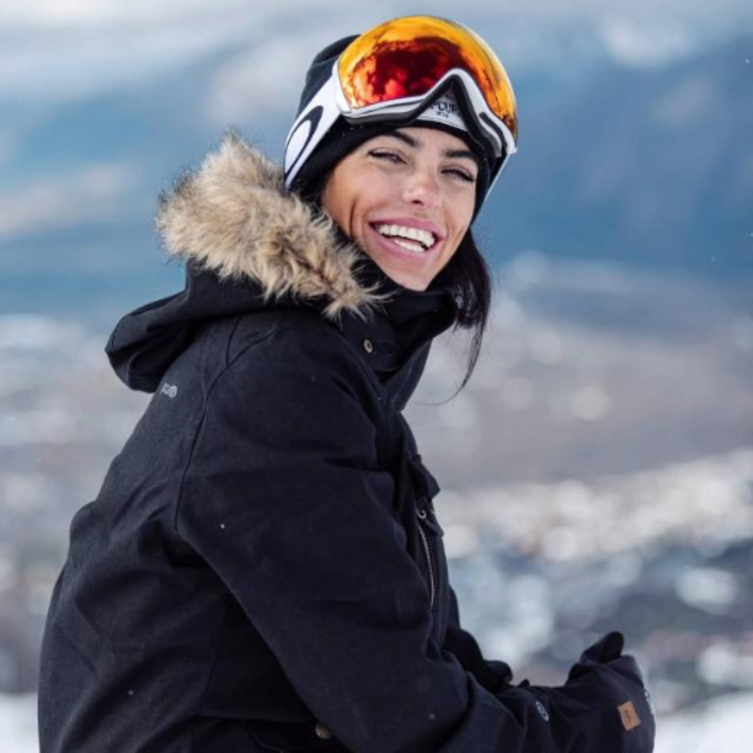 Débora Bustos Williams: Responsable de Prensa del Cerro Catedral Alta Patagonia en Bariloche episode artwork