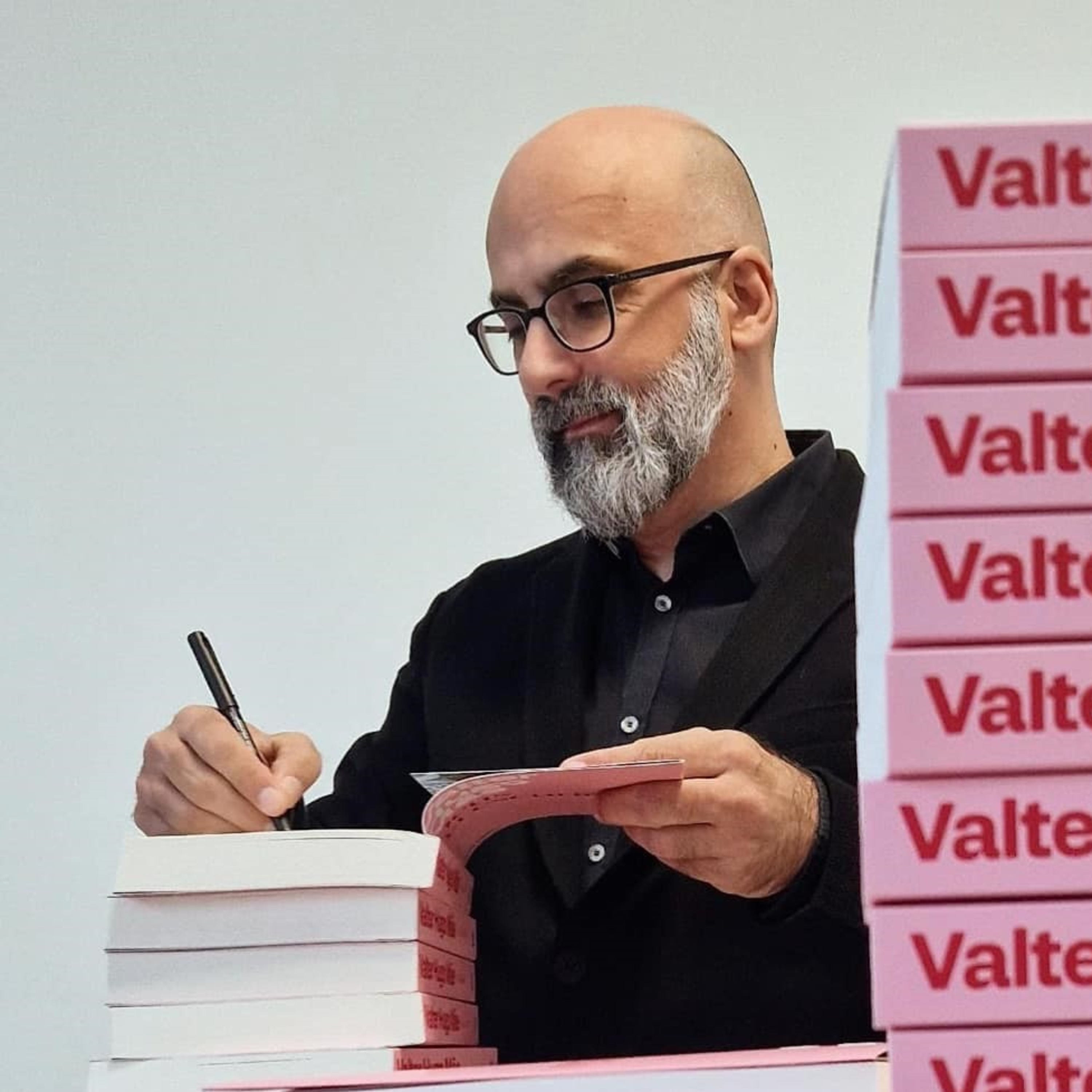 «Deus na Escuridão», a busca espiritual no novo livro de Valter Hugo Mãe - Emissão 31-03-2024 episode artwork