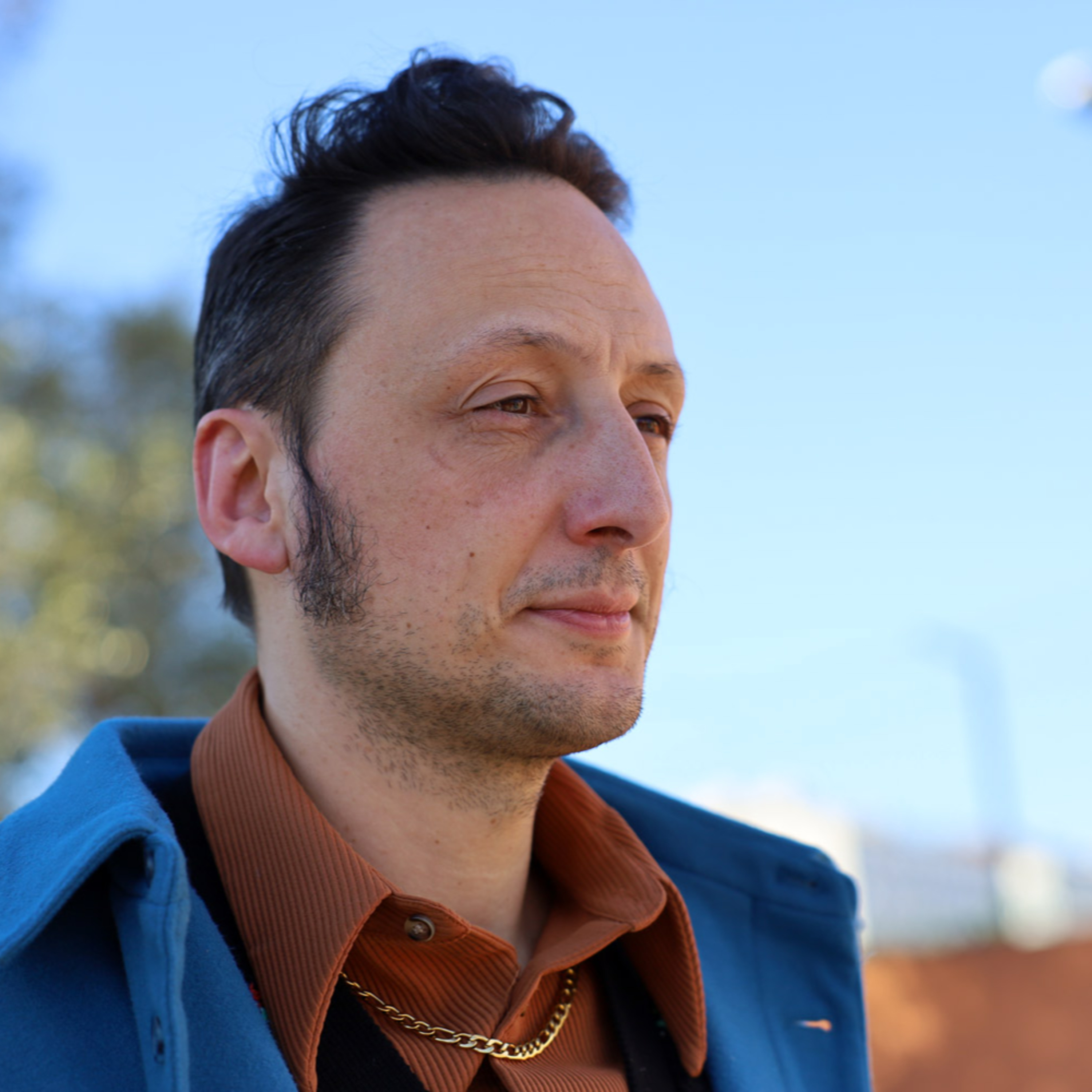 «Procura a claridade mas respeita o mistério» - Samuel Úria, o cantautor nascido na tradição protestante - Emissão 23-01-2025