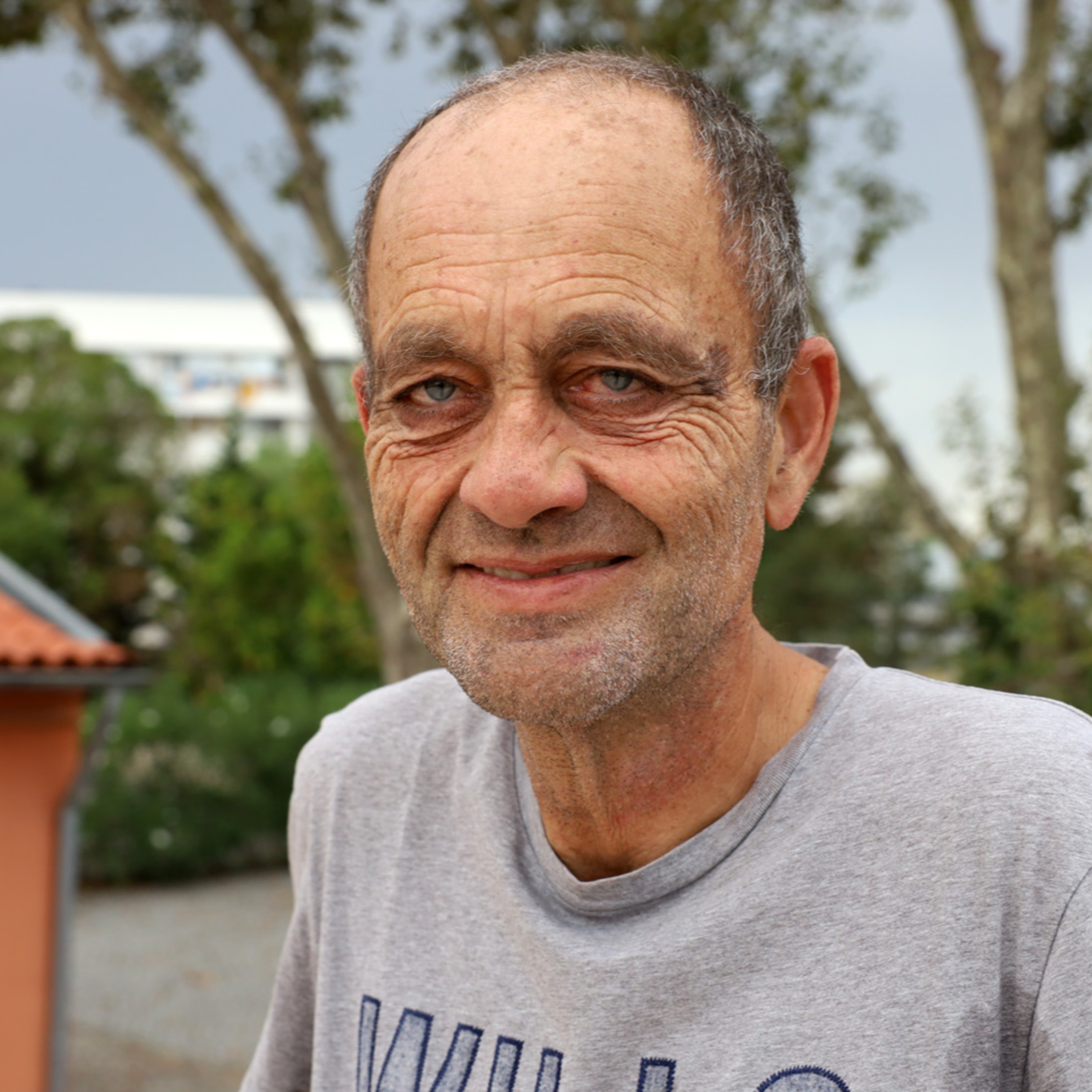 Contar histórias de pessoas e para pessoas, cultivar o espanto, continuar a perguntar: assim é a seiva do jornalista João Pedro Mendonça – Emissão 25-09-2025