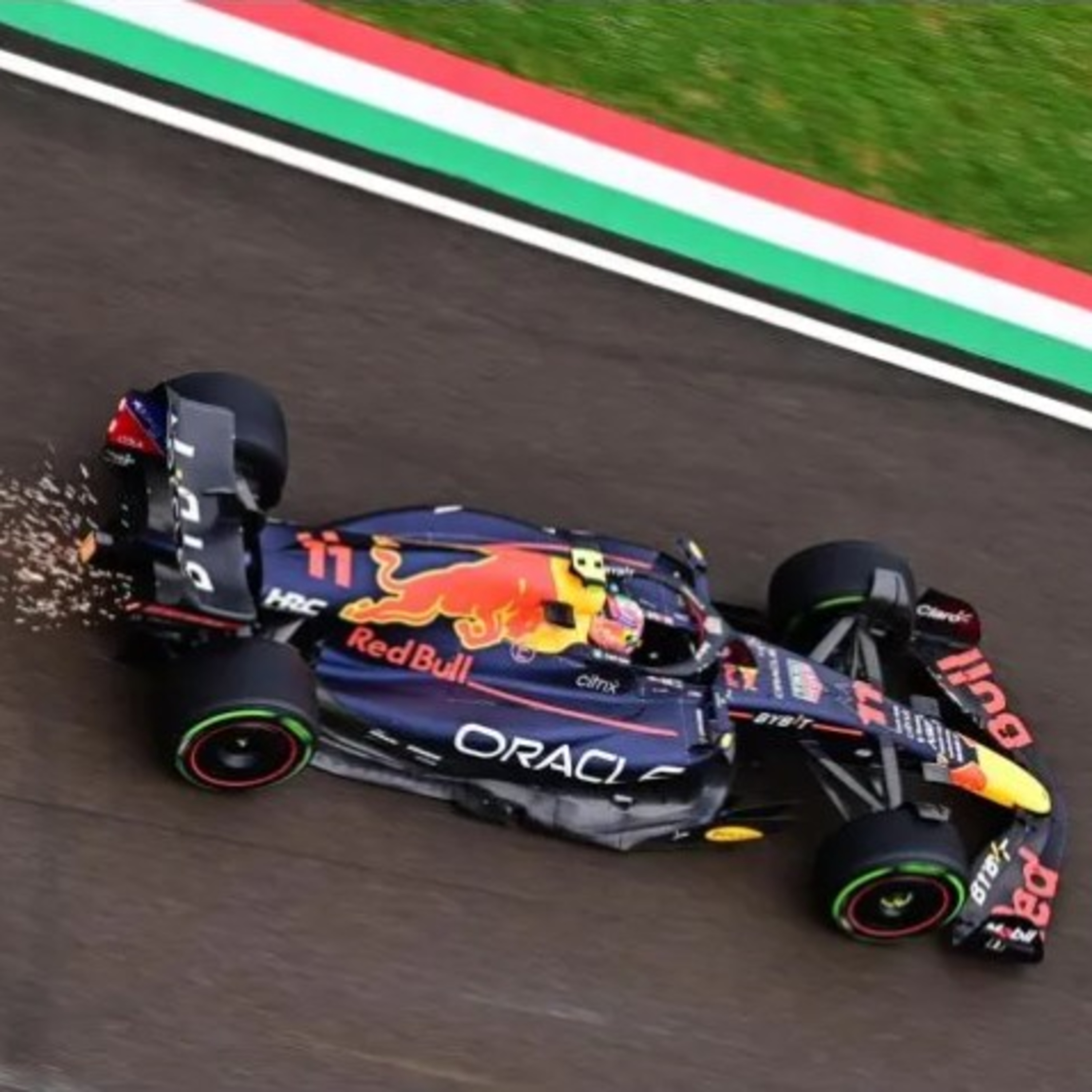 Carrerón en casa de Ferrari. Checo muestra autoridad en pista, 1-2 para los de la bebida energética.