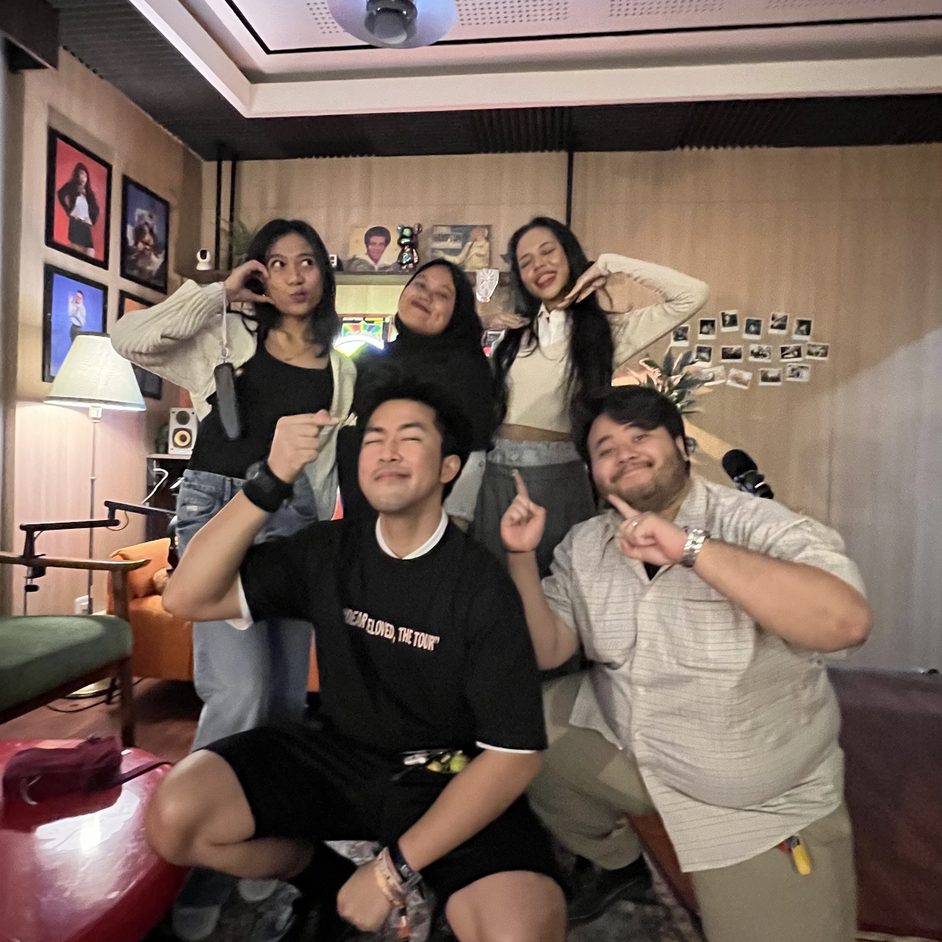 JUMAT NF CAPT1370: CAPT'S MUSIC CLUB: no na + h2h + le sserafim + bleachers + many more