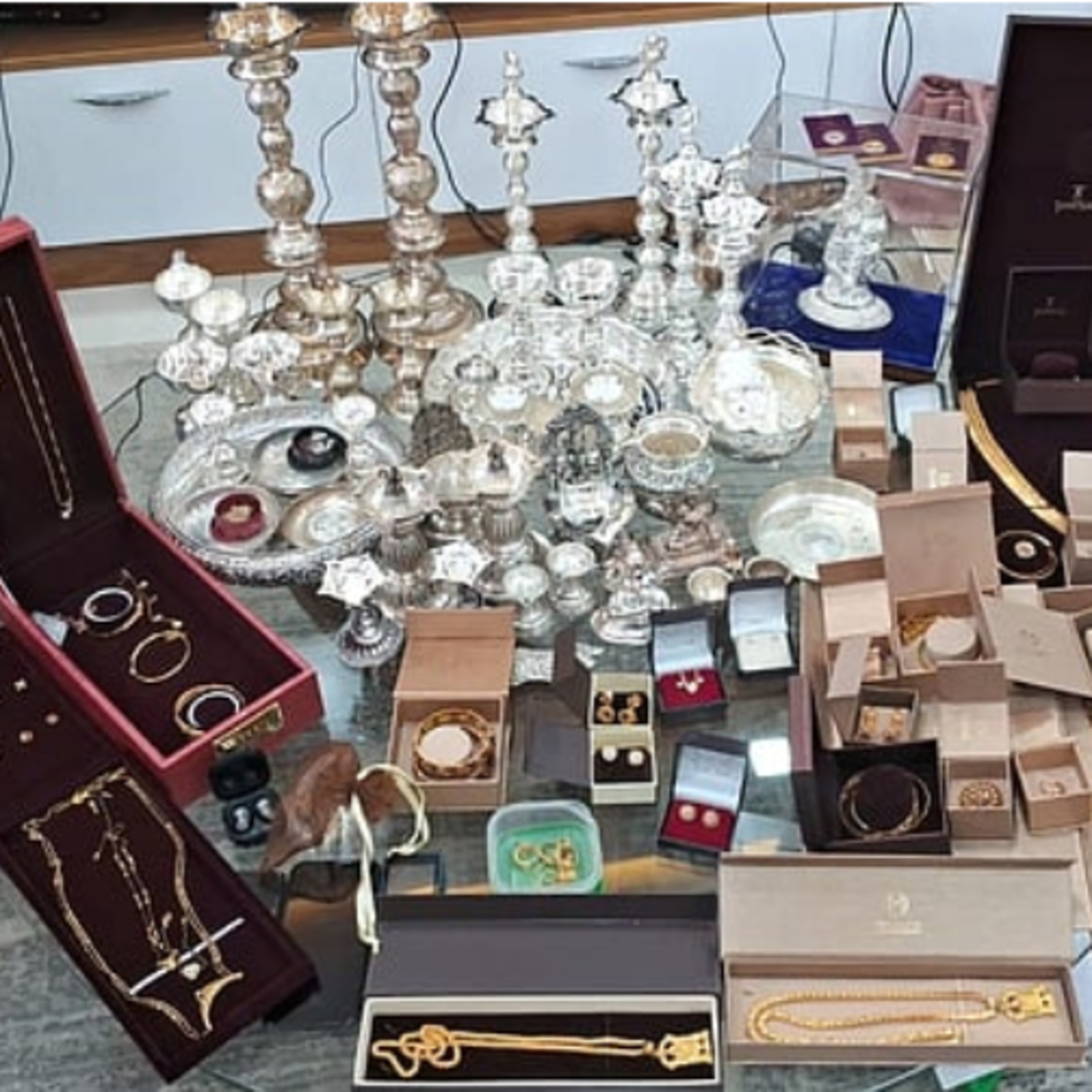 8 सरकारी अफसरों के घर पड़े छापे 😱 करोड़ों की ज्वेलरी और कैश जब्त!