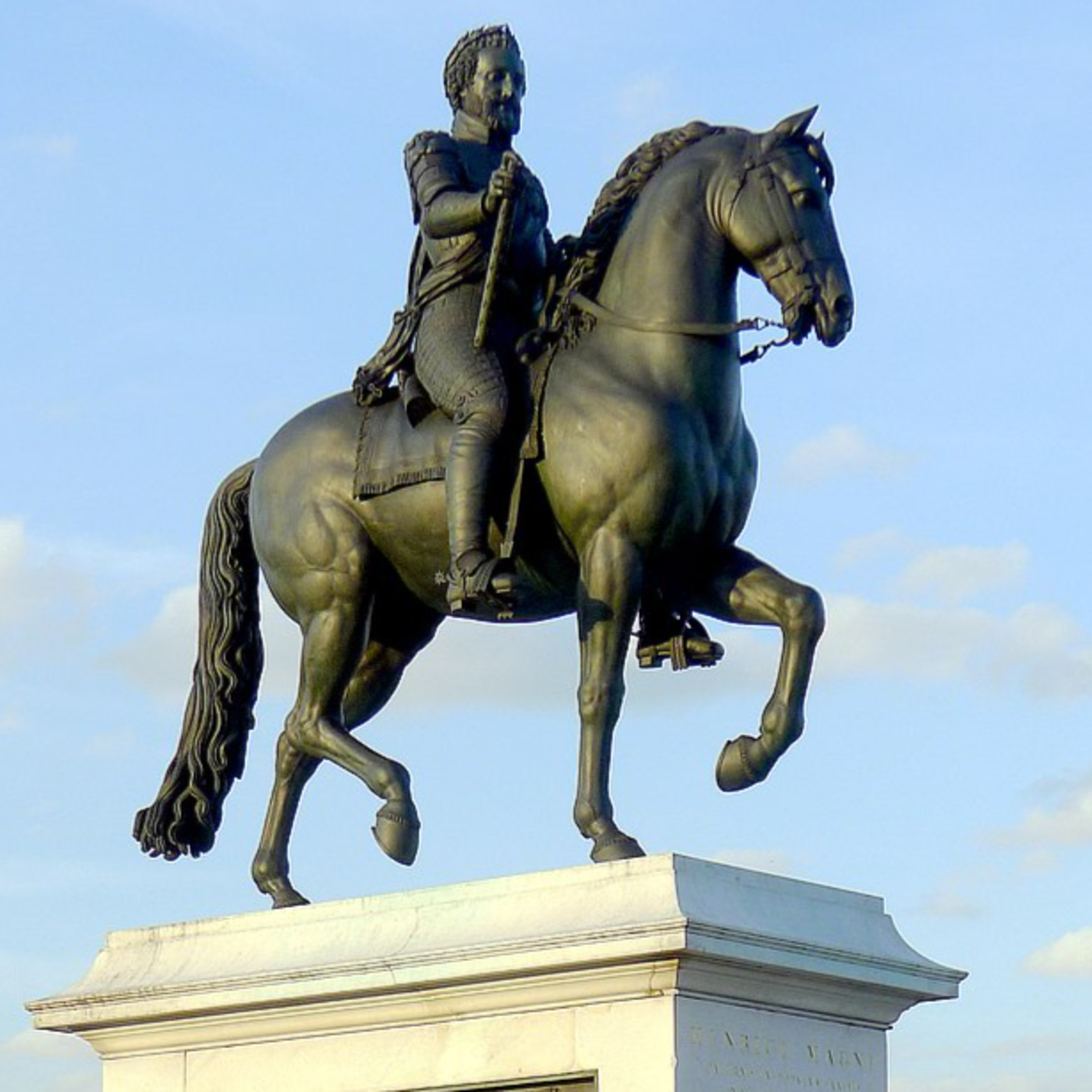 🤴✨ Secretos Ocultos en la Estatua de Enrique IV