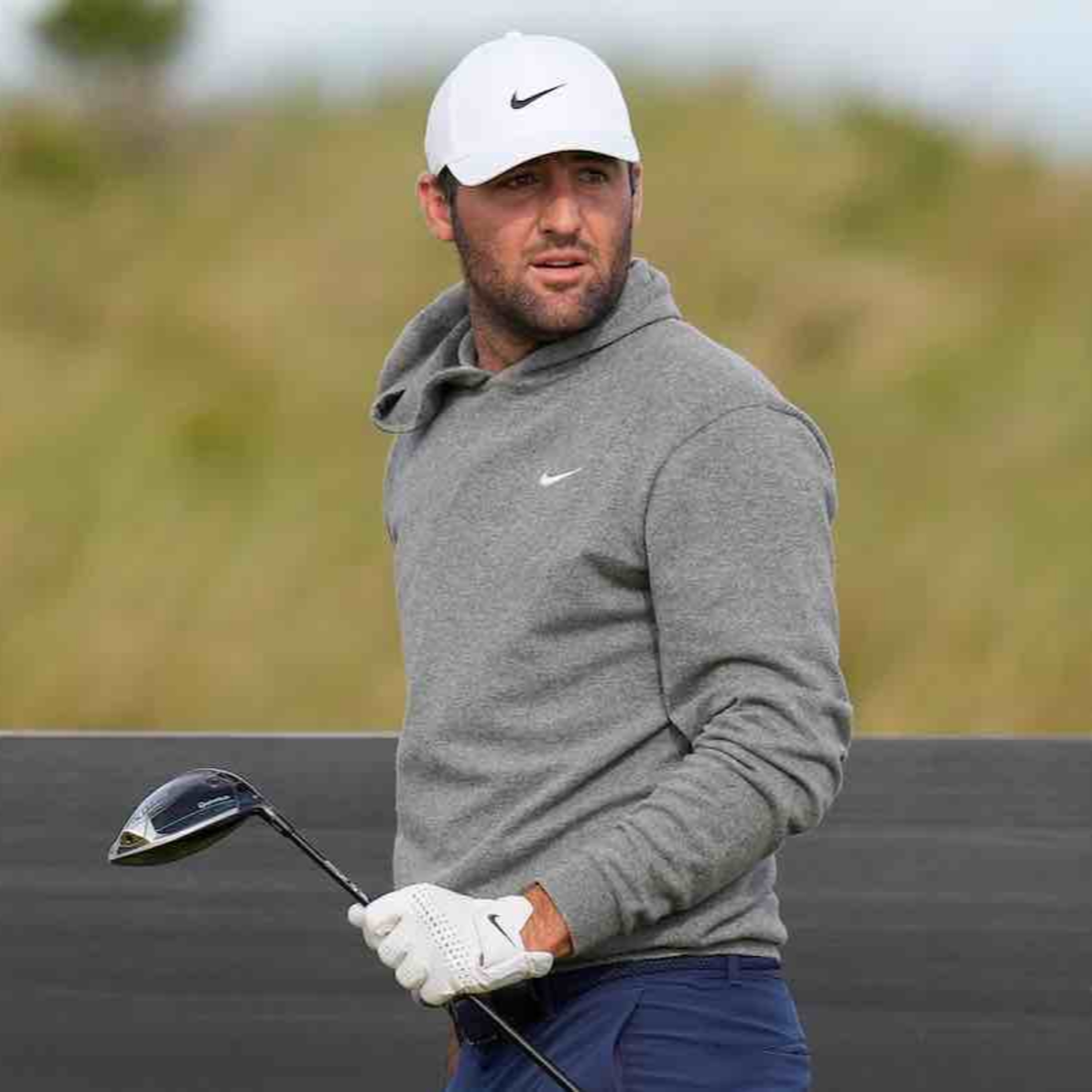 Scottie, saca del cajón el pasaporte...