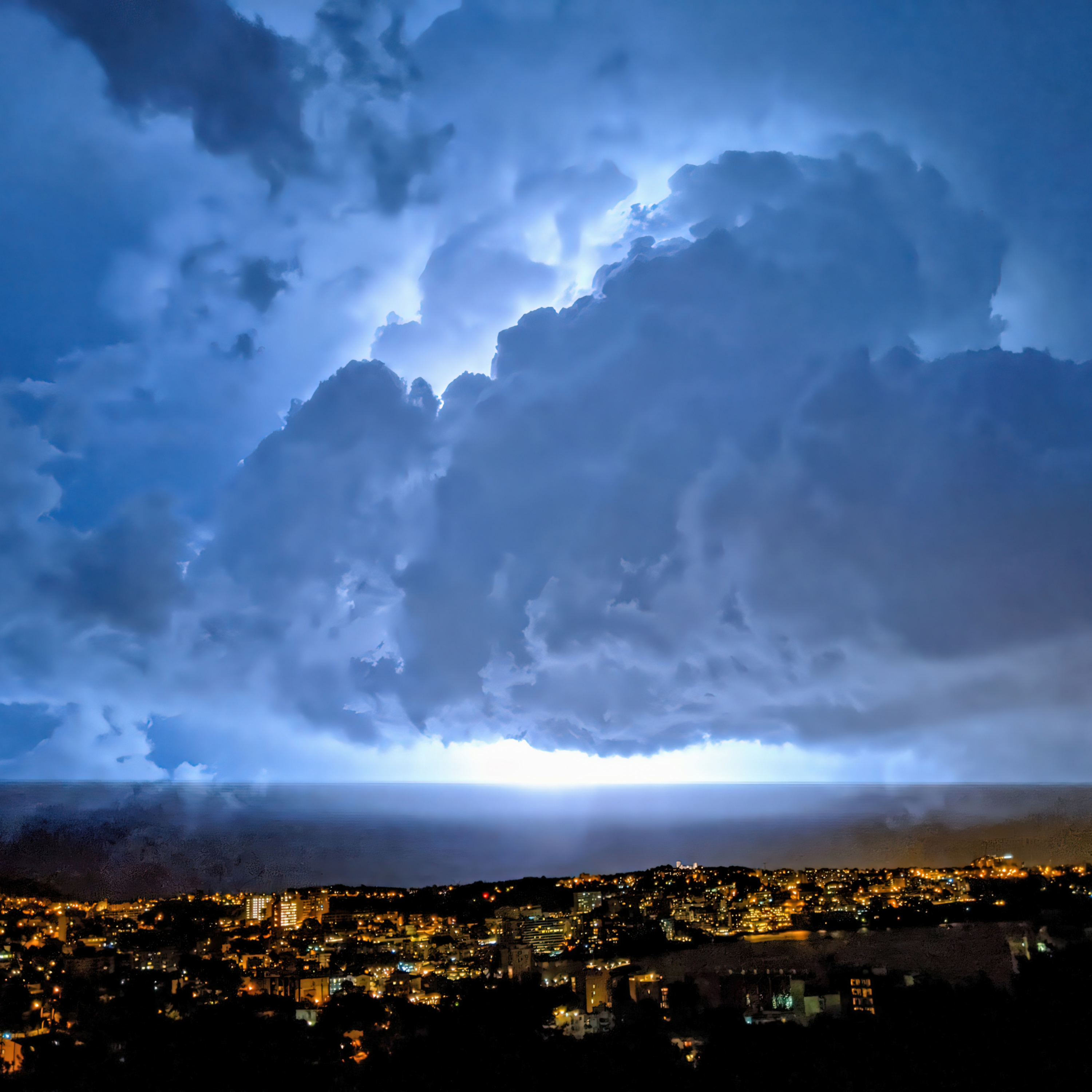 Rain and light thunders