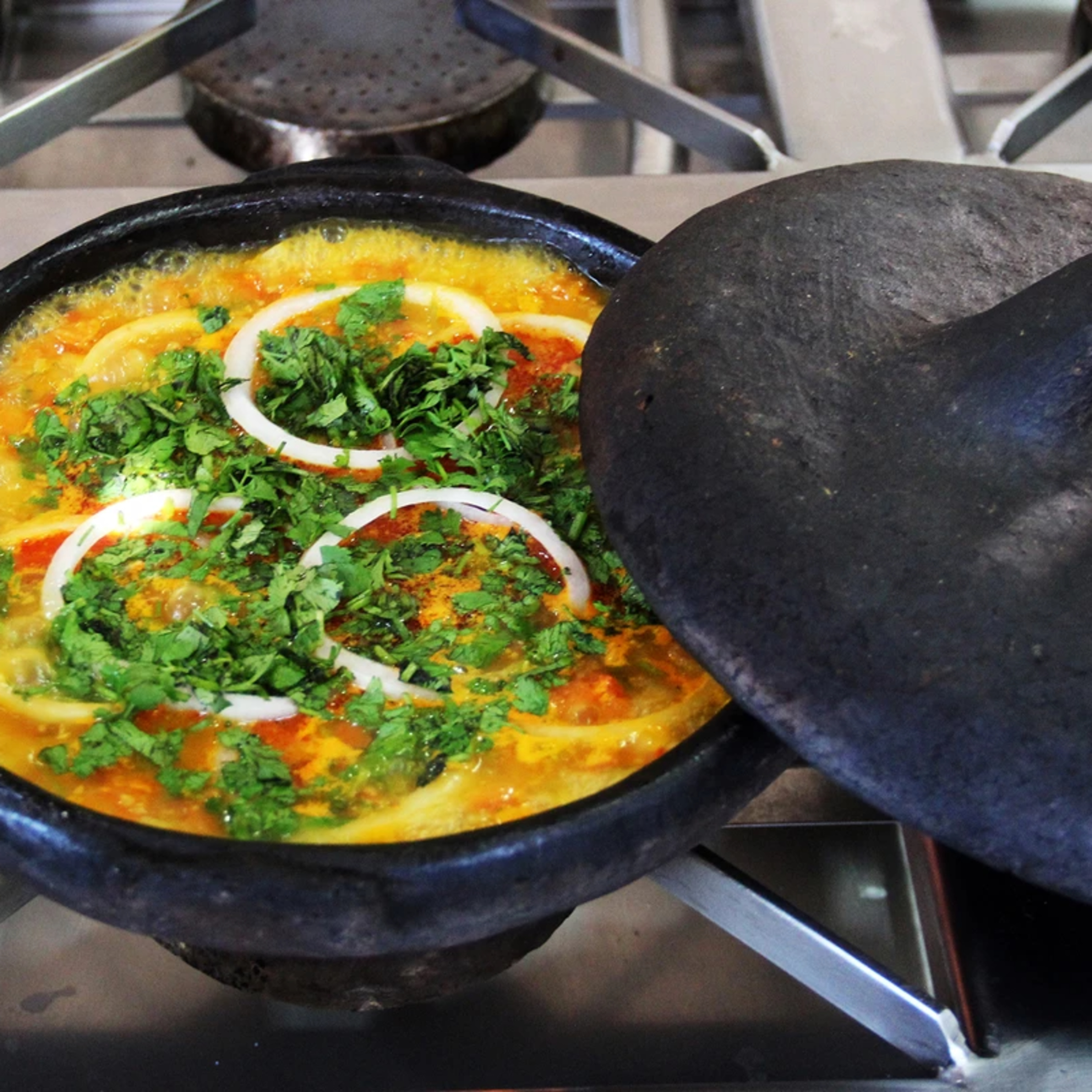 Comemore o aniversário de Vitória com moqueca, mas em uma versão diferente: ovo com chuchu!
