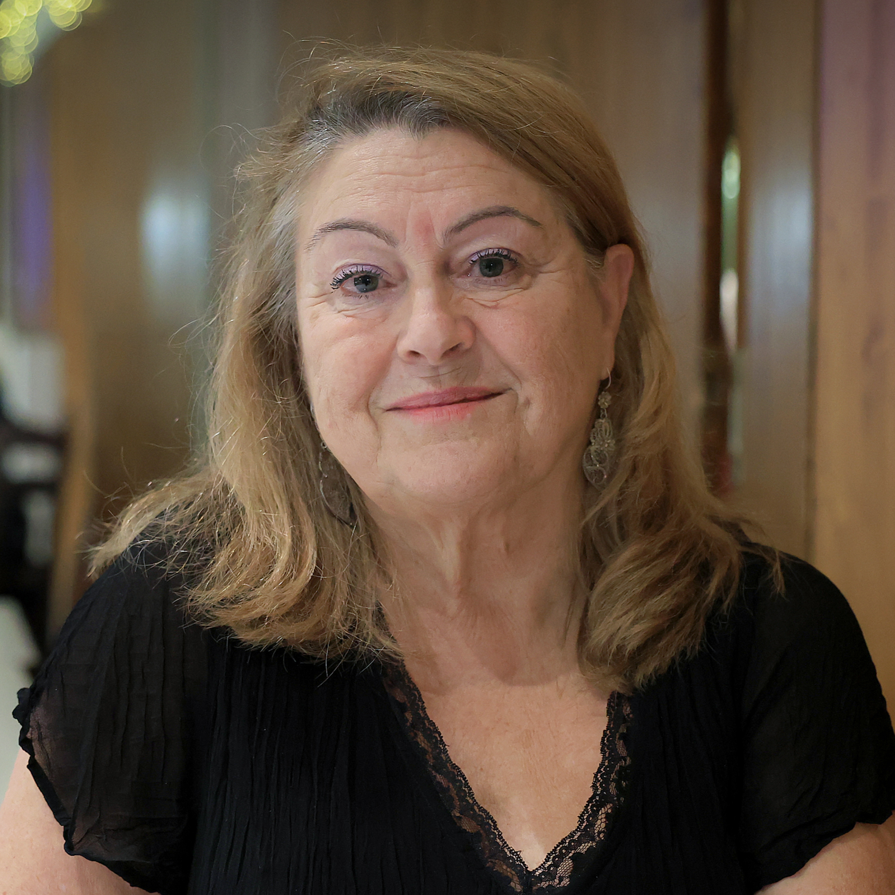 Entrevista 34 - “Na Biblioteca de…” com Manuela Bailão reformada (ONU) - biblioteca pessoal. (Genebra, Suíça)