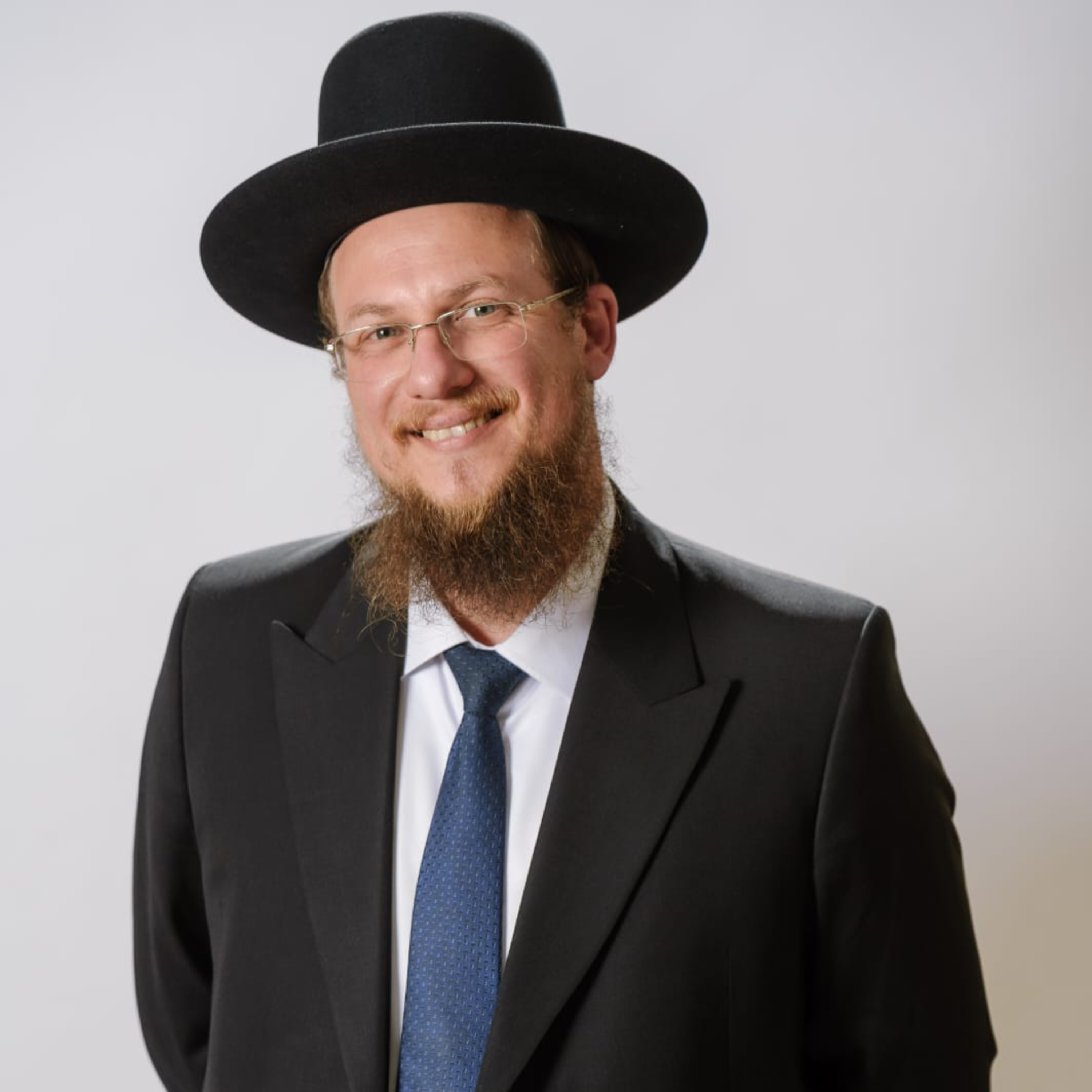 "המחאה למען החטופים הפכה לטקס דתי – עם סמלים, תפילות ומנהיגים" | הרב גיא אלאלוף על הדת החדשה בישראל