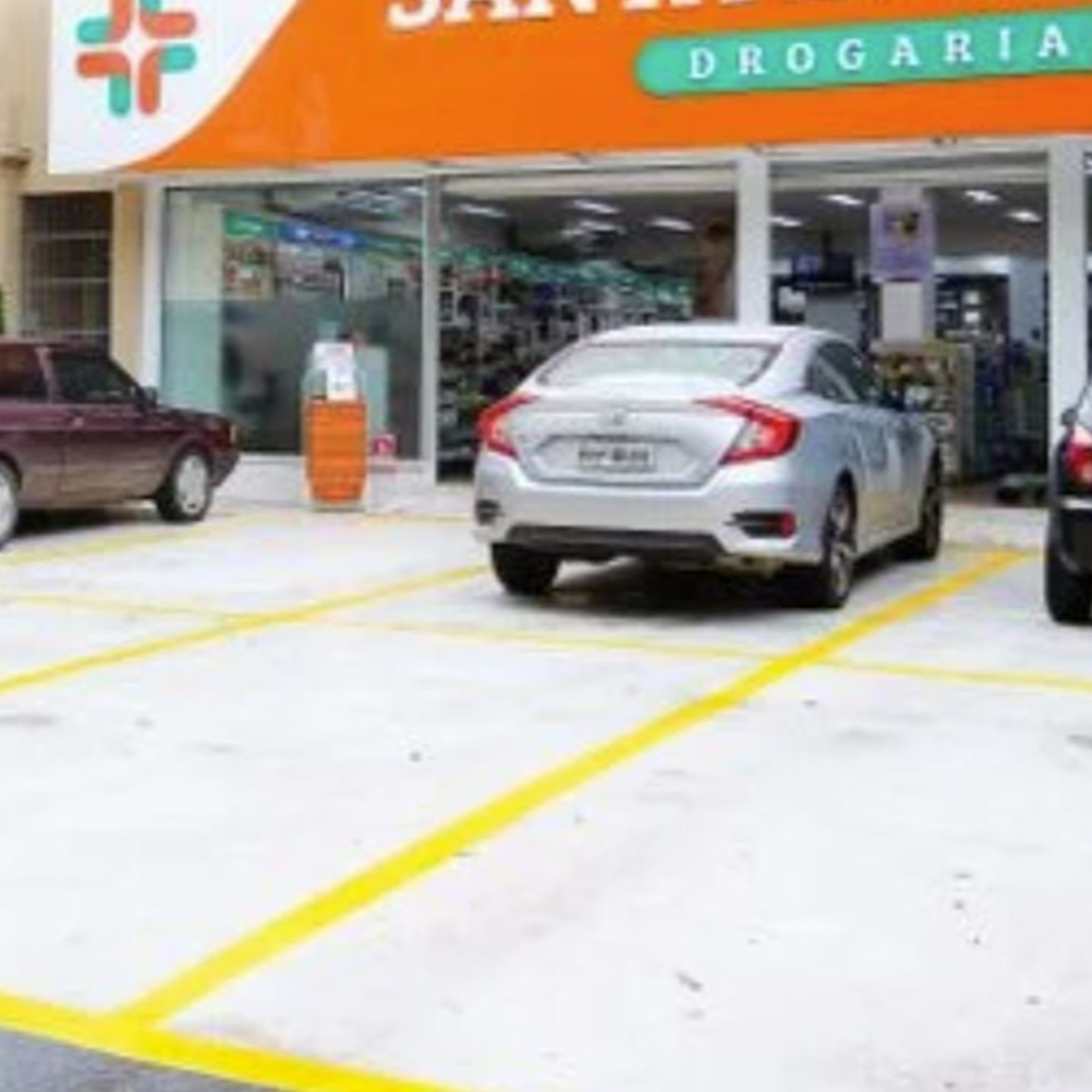 É permitido estacionar em vagas de farmácia sem ser cliente? Entenda!