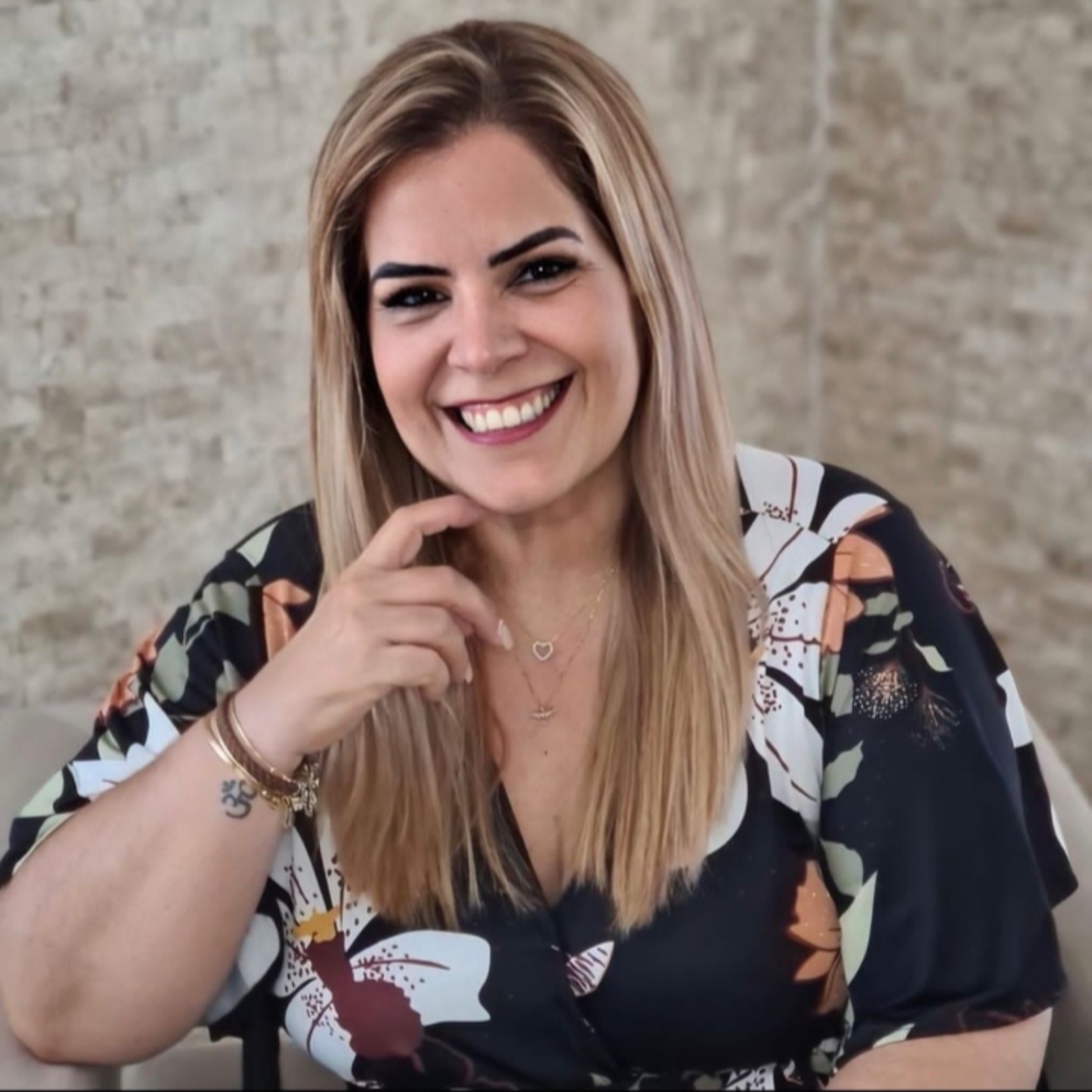 Instrutora e Consultora na área de Empreendedorismo e Marketing Digita, Dra. Anna Lira no Programa Felicidade. episode artwork