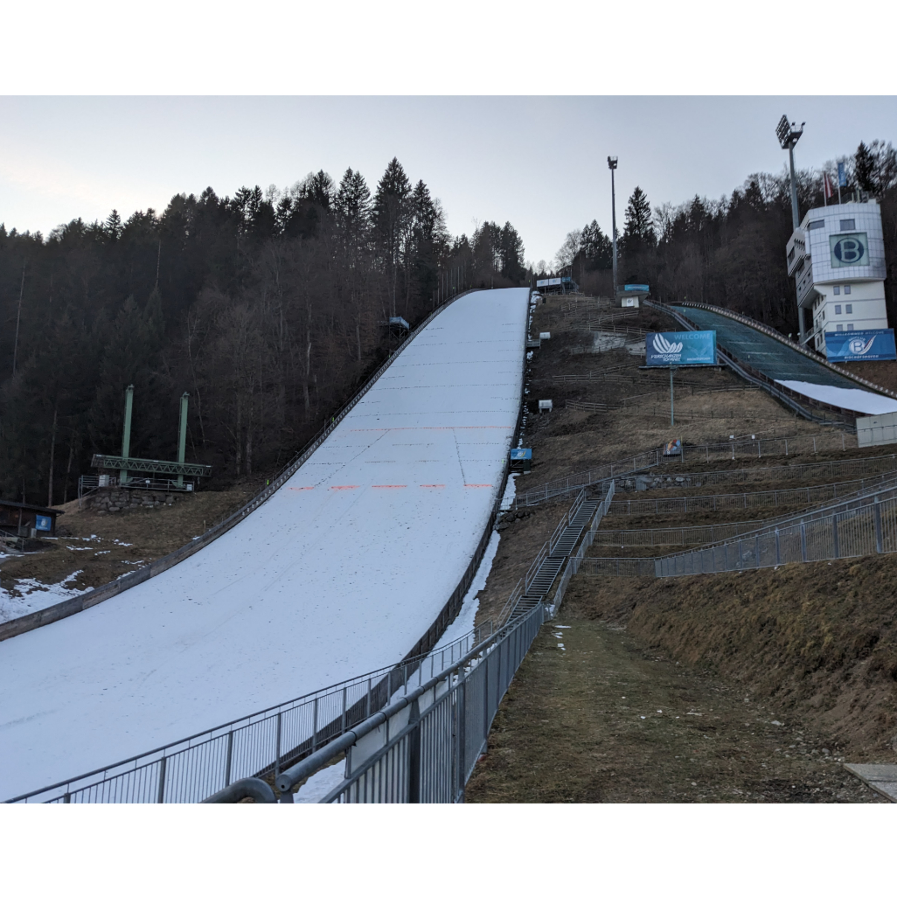 AL 56 auf der Skisprungschanze in Bischofshofen  episode artwork