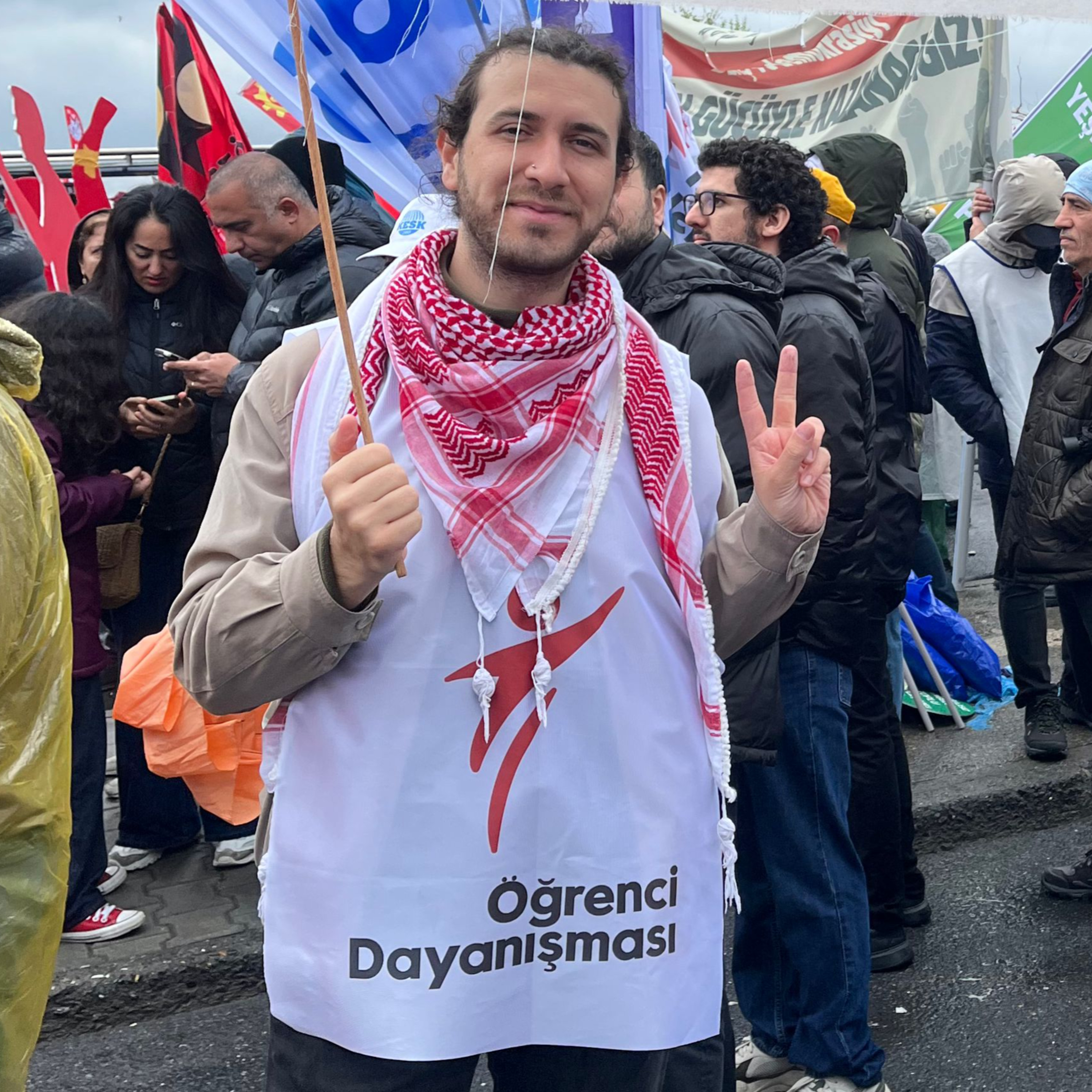 Onur Yürüyüşü'nde tutuklanan Doğan Nur: Biz sosyalistler "Yaşamda ısrar ediyoruz" diyen lubunyaları yalnız bırakmayacağız. episode artwork