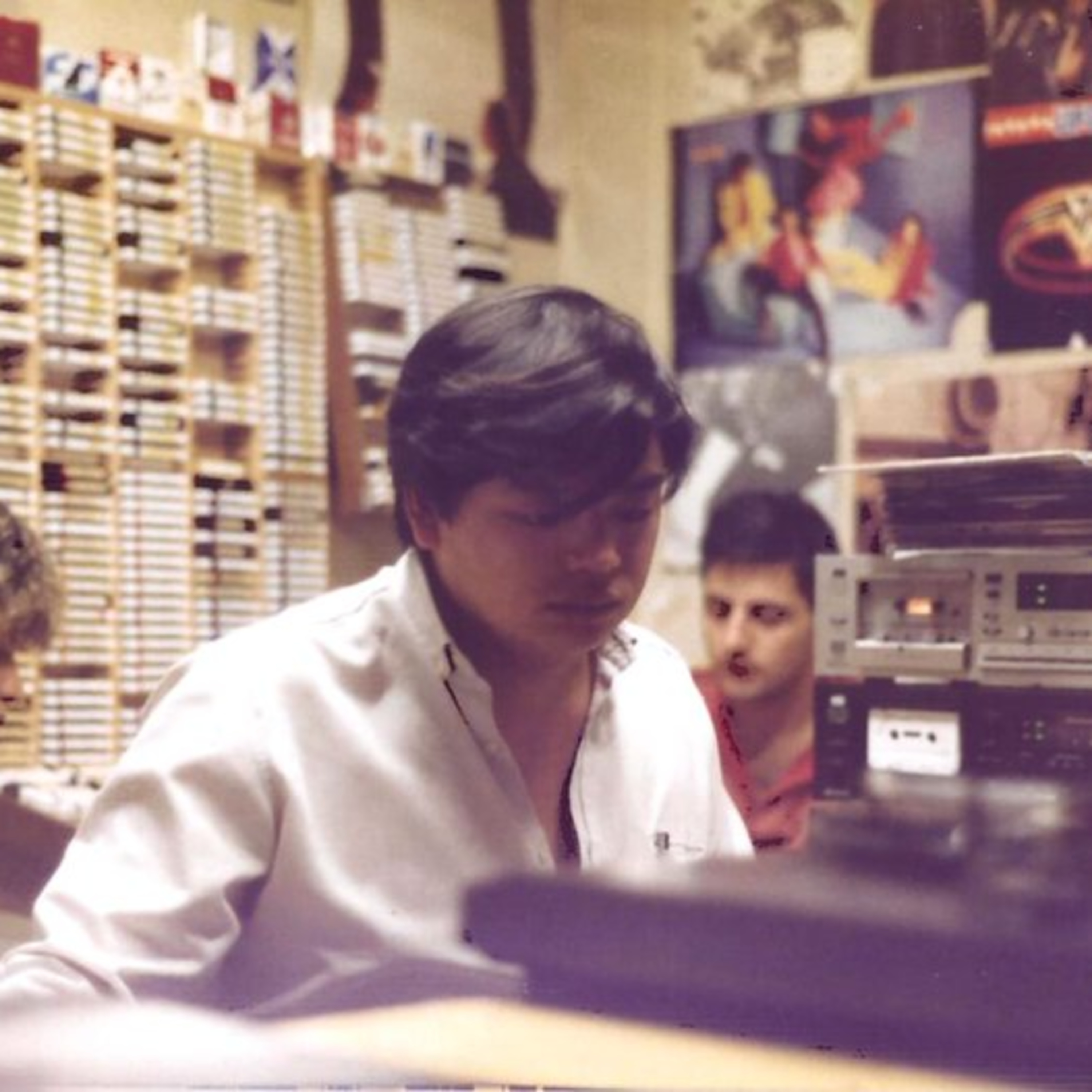 Puentes: recordamos a Alberto "Chino" Chinen, legendario operador de radio, que falleció la semana pasada.  episode artwork