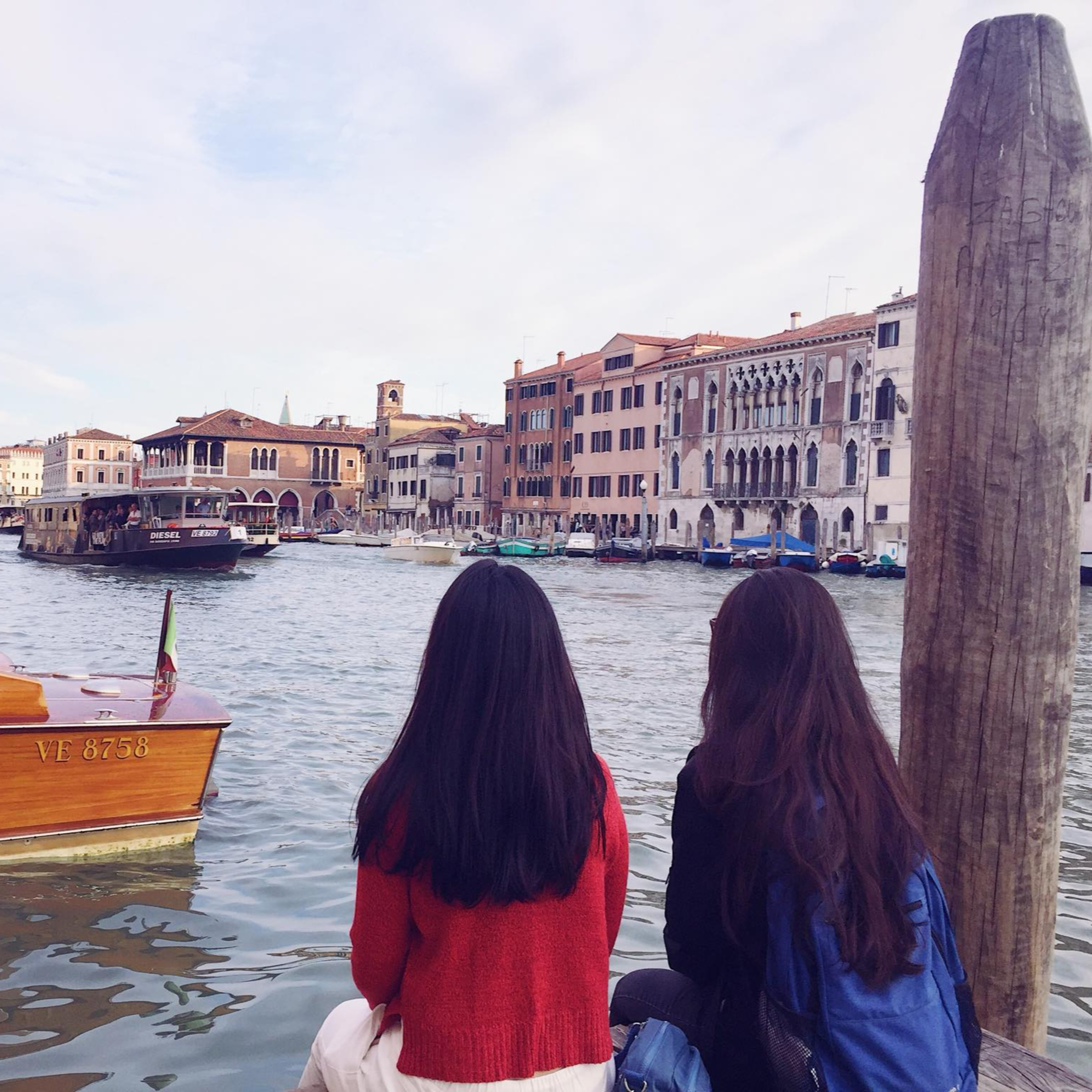 Tại sao sống lại cứ cần "có đôi có lứa"?