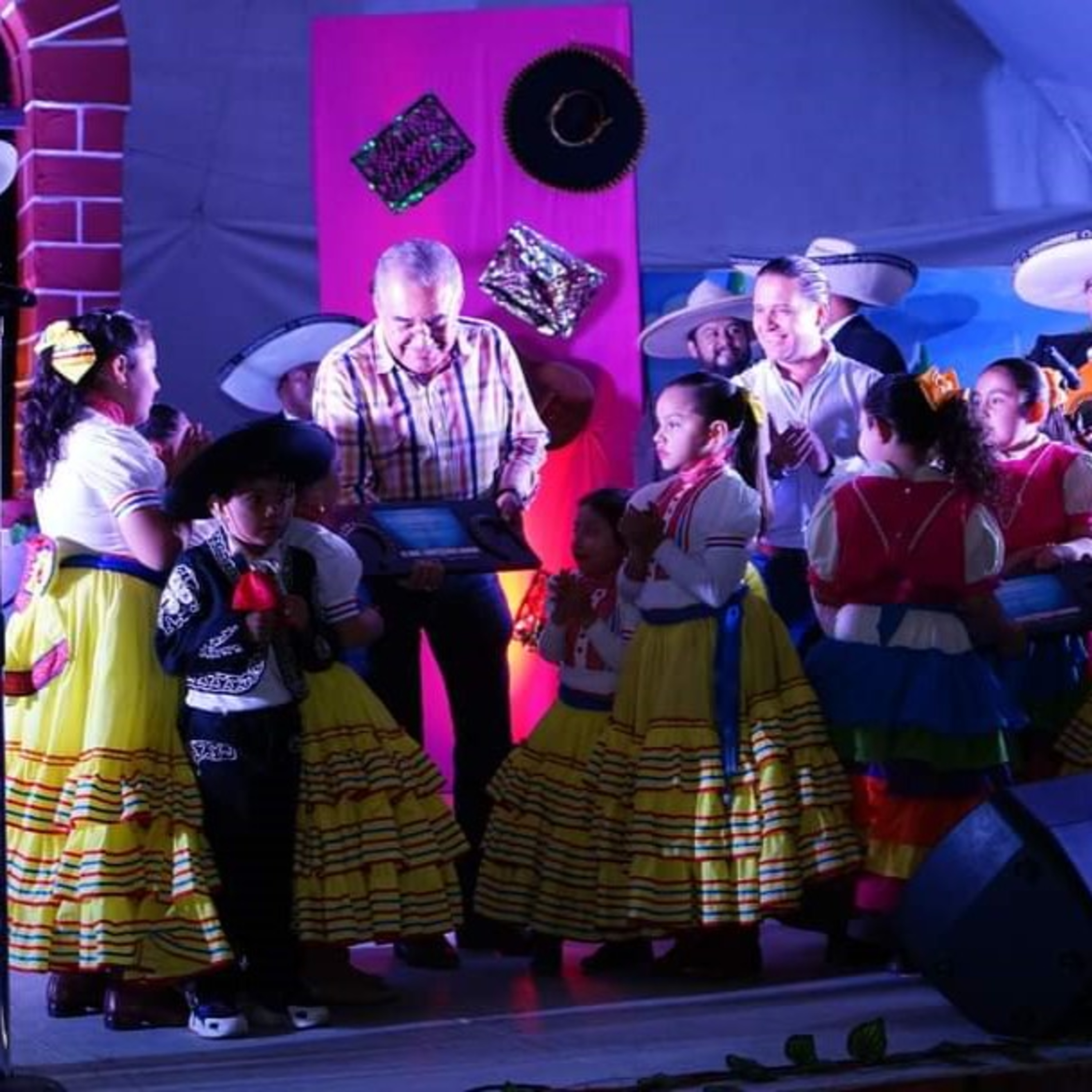 Los niños; El centro del Festival Cultural de Charrería  episode artwork