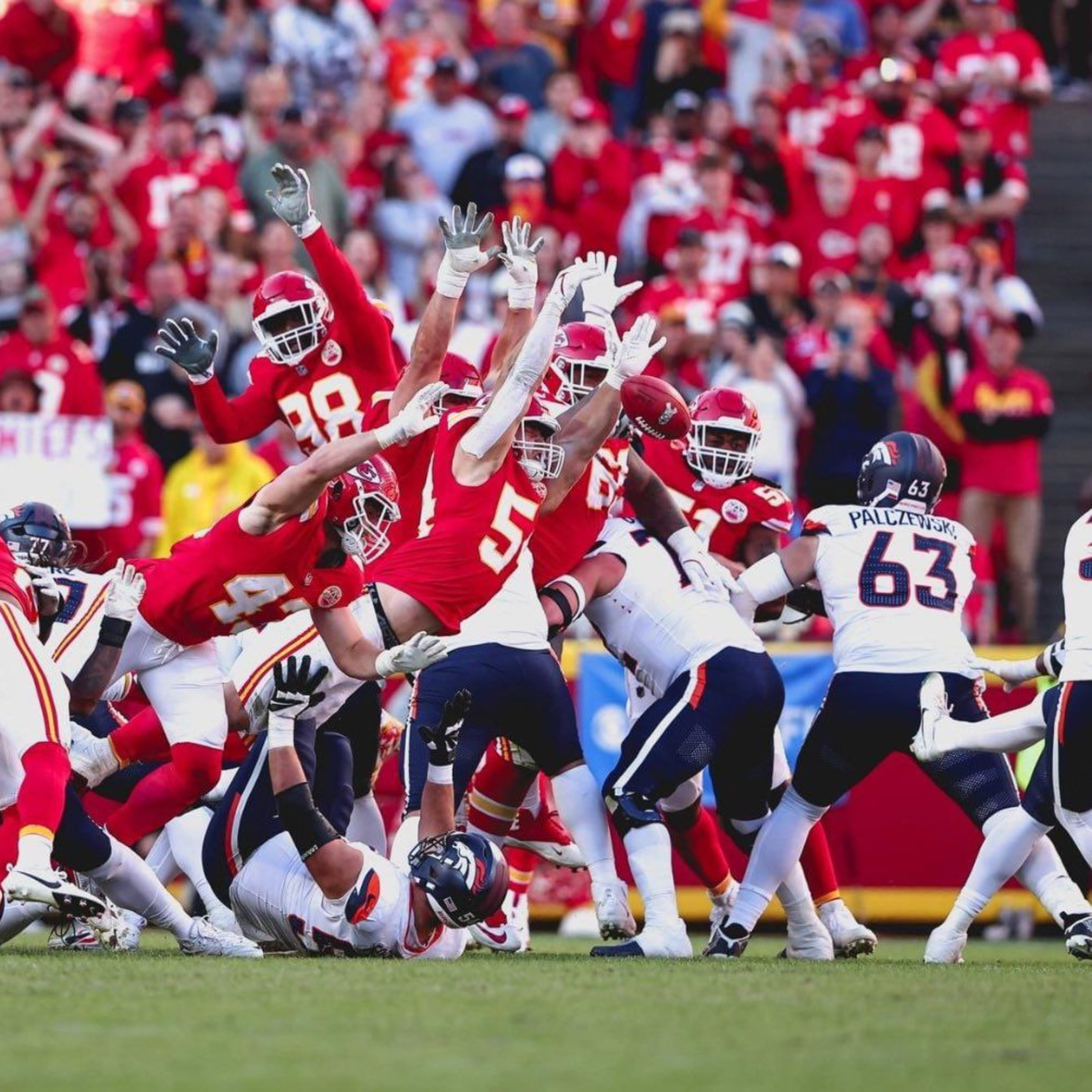 Milagrosamente, los KC Chiefs Siguen Invictos / Hay Entusiasmo por el In-Season Tournament de la NBA episode artwork