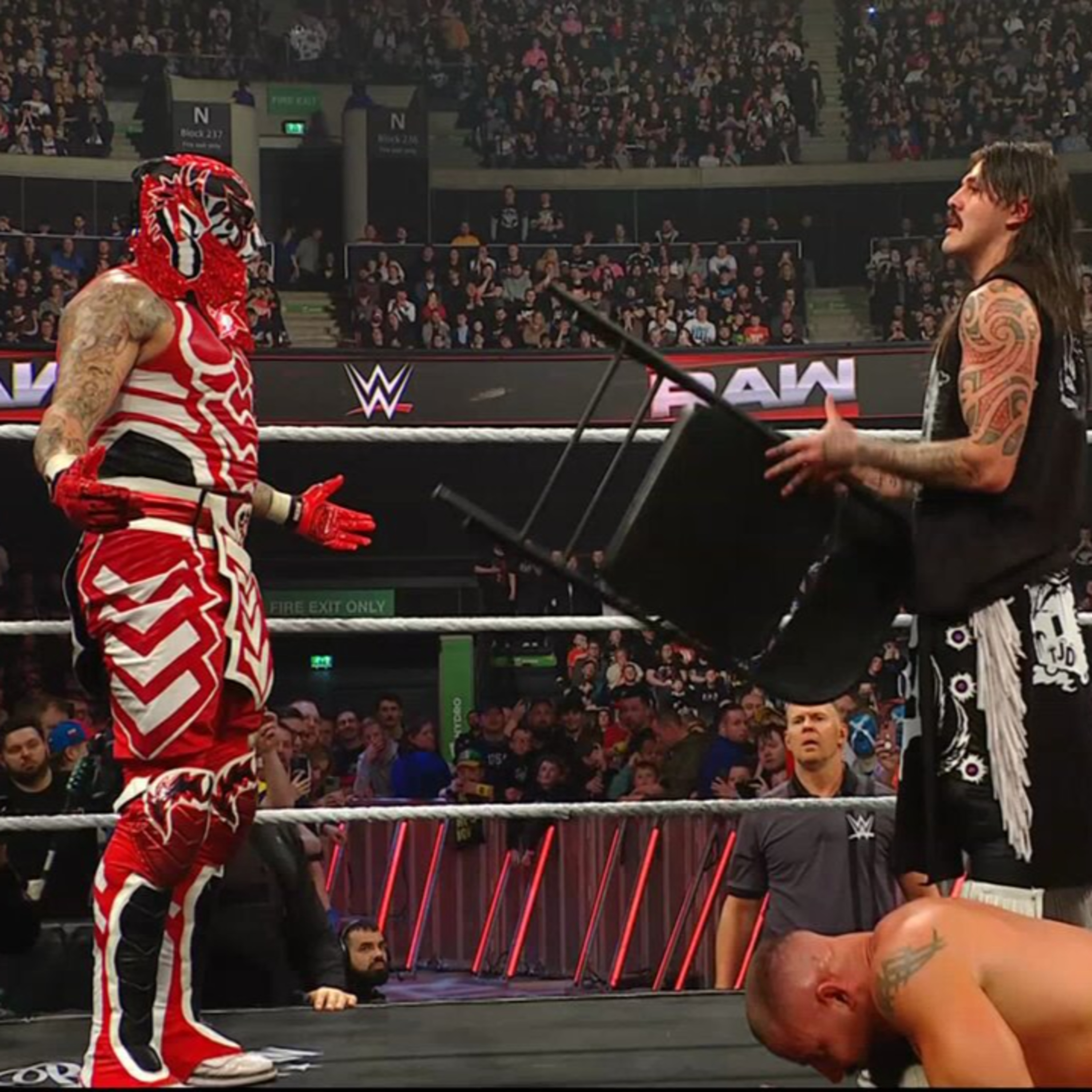 Penta Vs Bron Breakker termina en descalificación en la lucha estelar de WWE Raw episode artwork