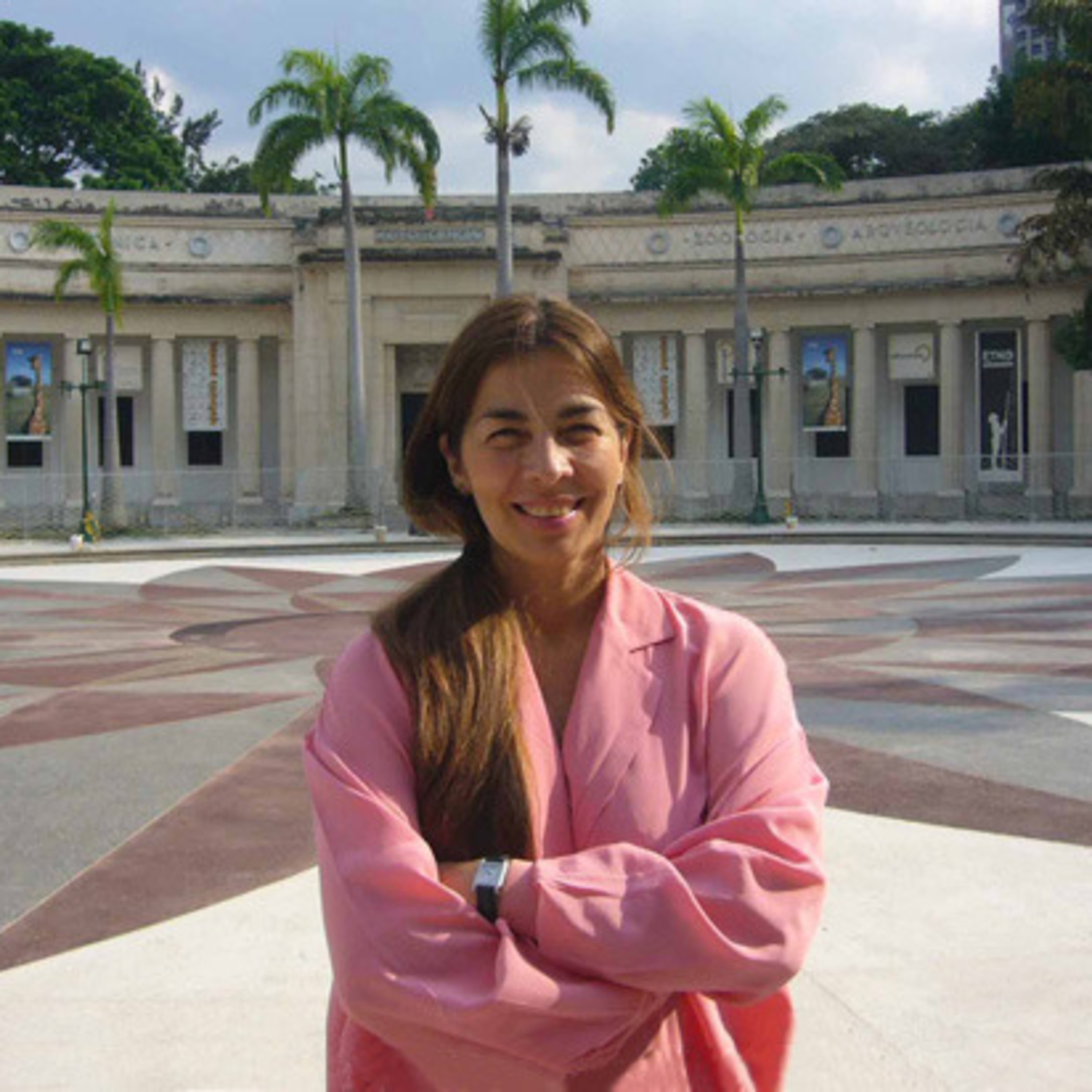Entrevista Hannia Gómez. Crítica y curadora de arquitectura y ciudad. episode artwork