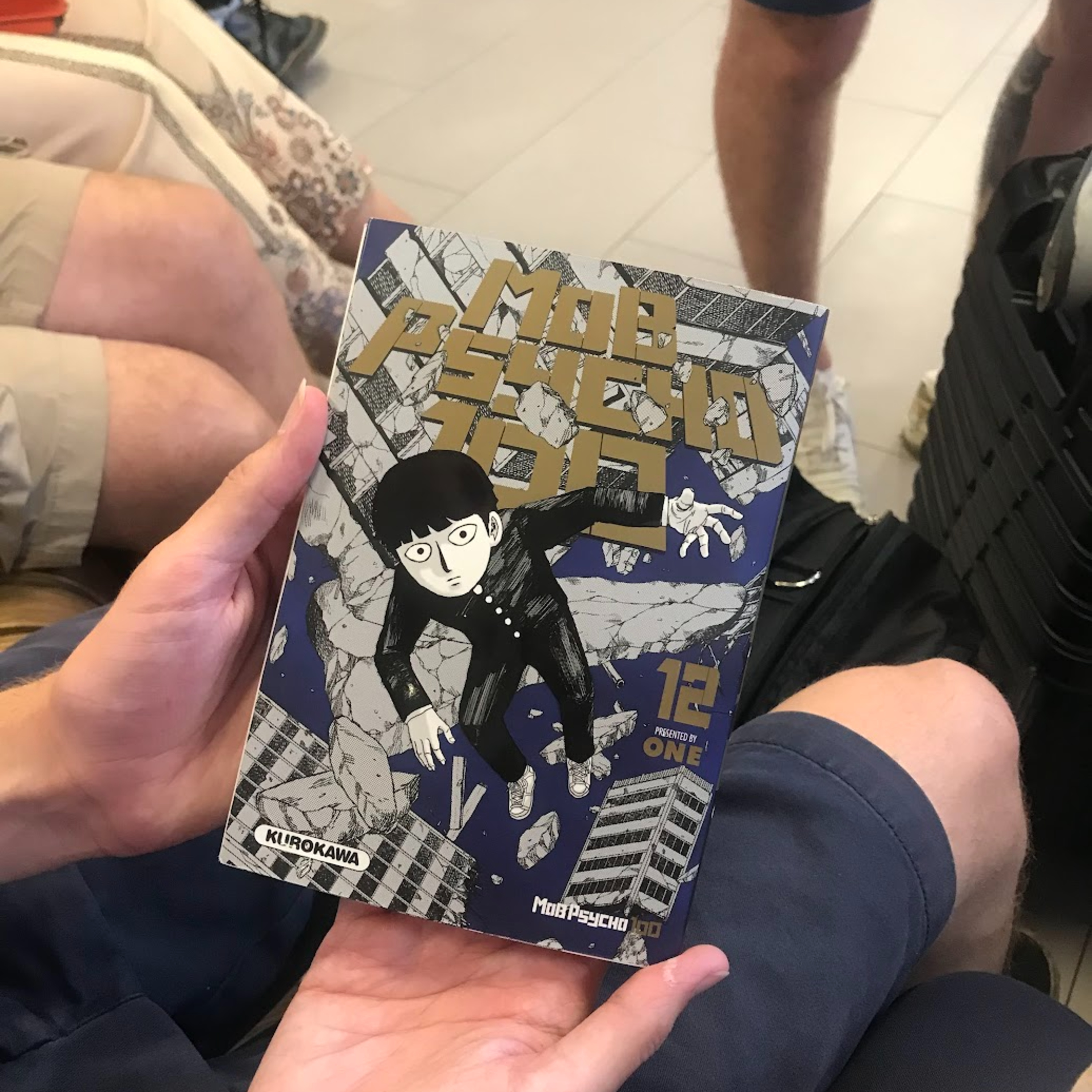 #36 海外空港 ５時間遅延のロビーで モブサイコとの出会い カンパンを貪る episode artwork