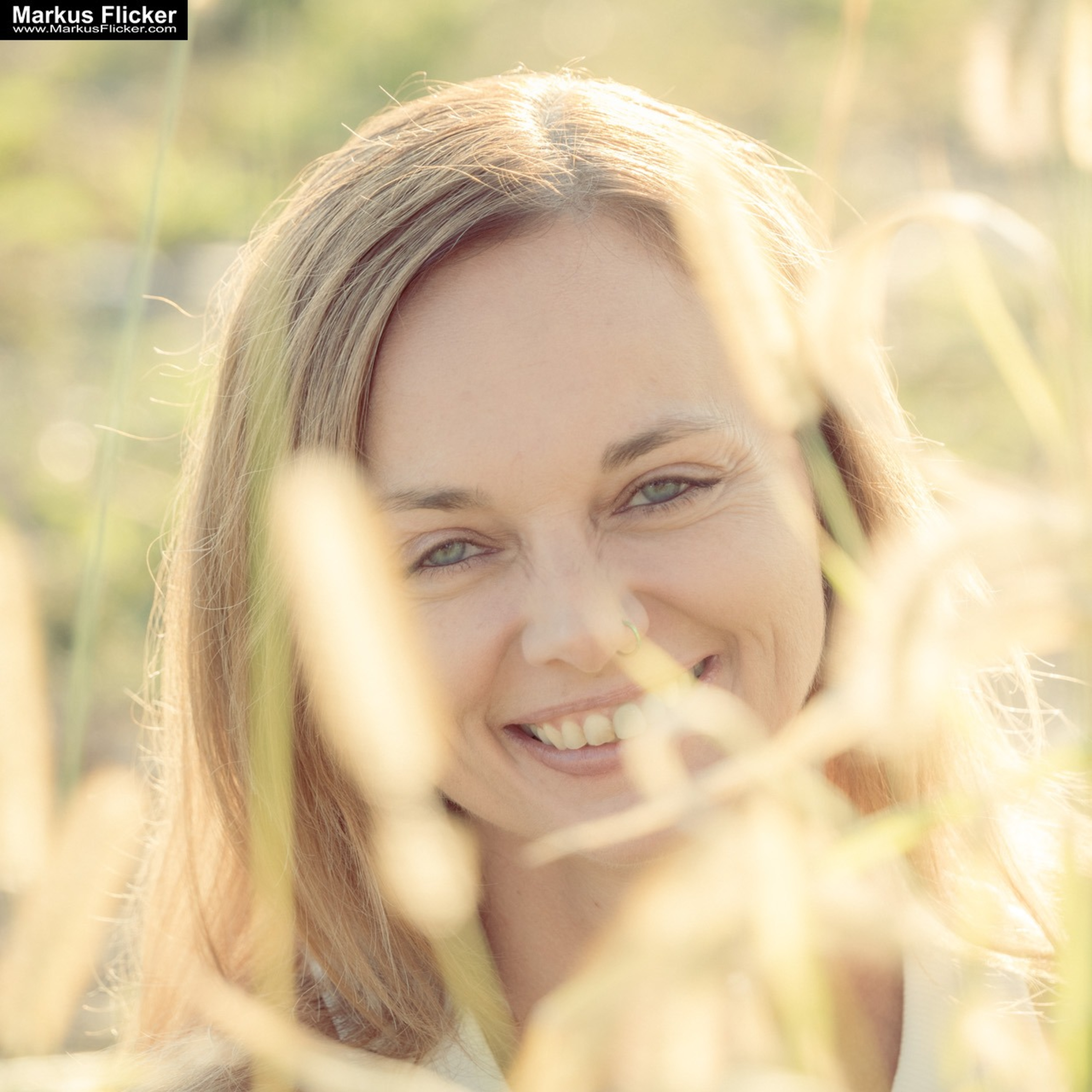 Spätsommer-Portrait- und Videoaufnahmen: Perfektes Licht und Atmosphäre Female Model Frau Woman Andrea Gleisdorf Graz Steiermark Österreich episode artwork