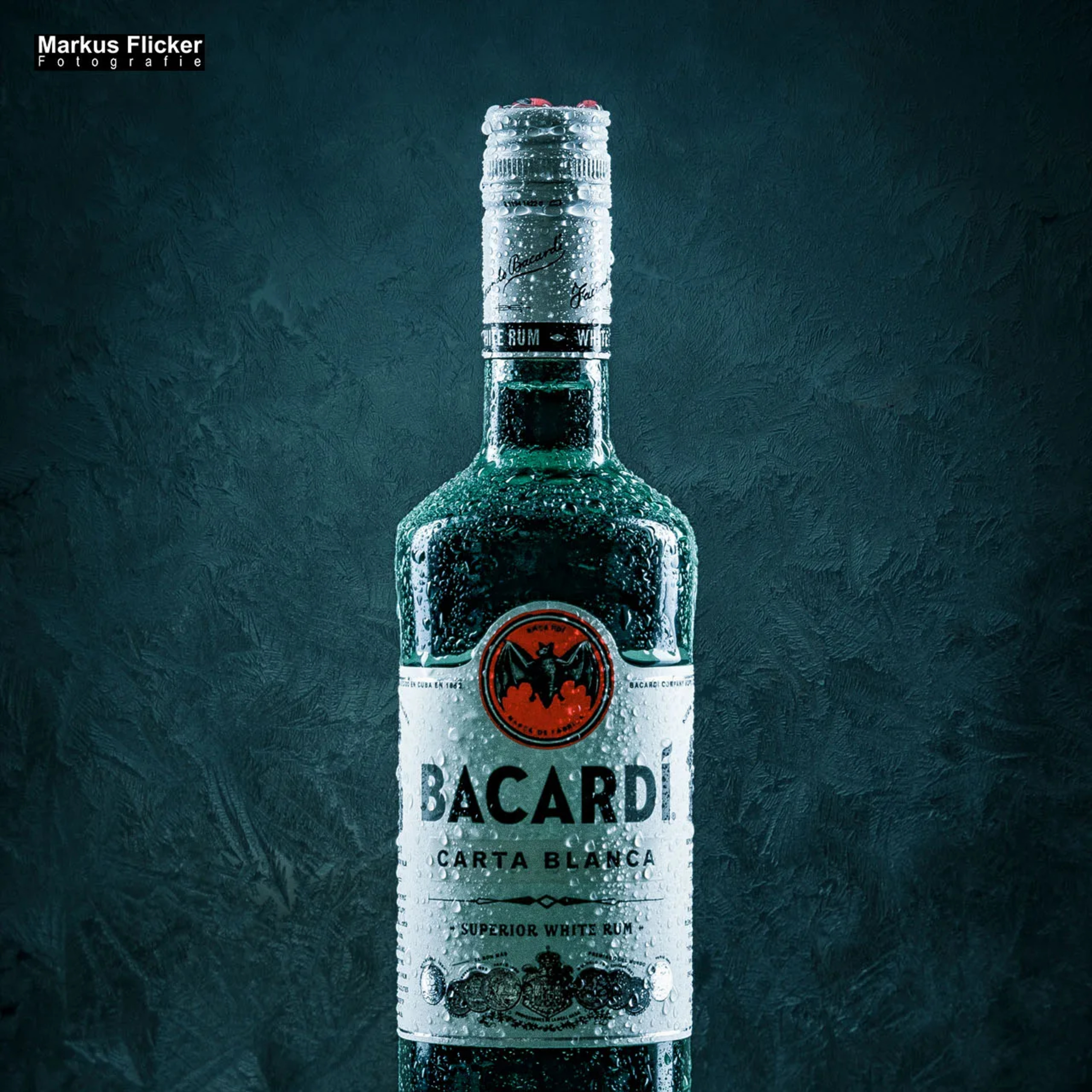 Warum Produktfotos mehr sind als nur Bilder. Die Vorteile, die ich als Produkt- und Werbefotograf für dich bieten kann. Beispiel Bacardi Flasche mit Wassertropfen episode artwork