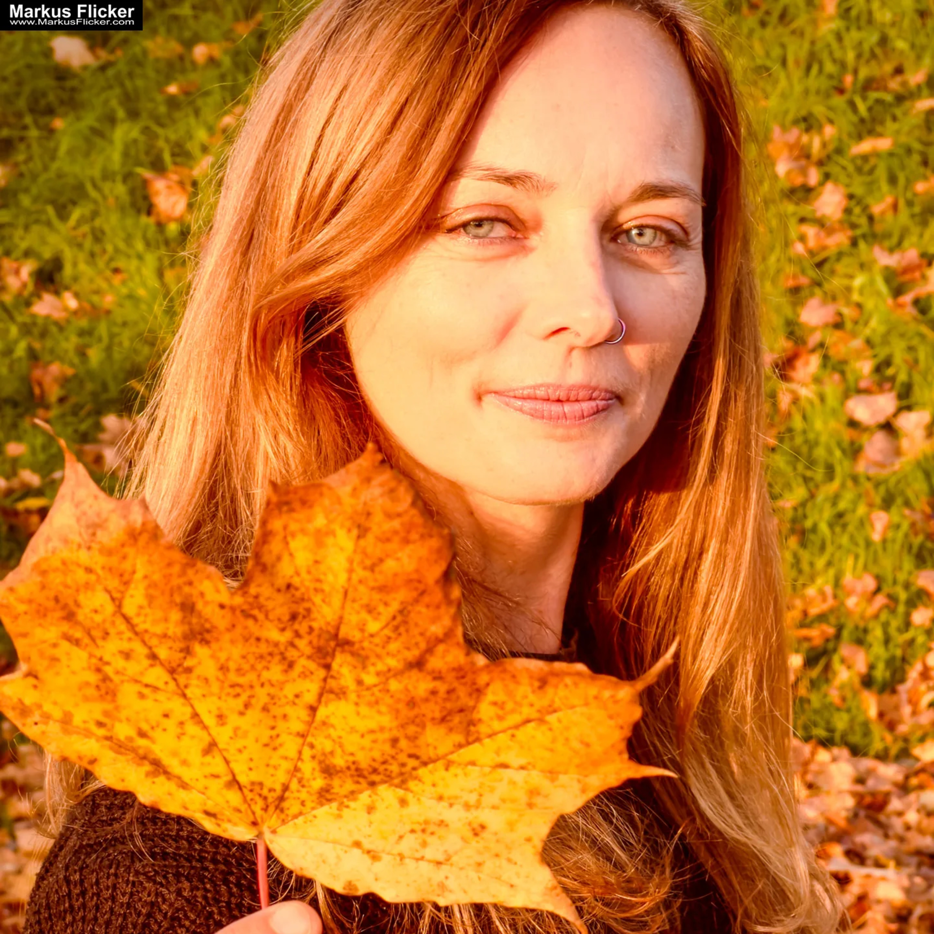Herbst Portrait Fotografie mit Laub und Blätter in Farbe und Schwarz / Weiß mit Female Model Andrea Autumn Vibes inkl. 37 Foto- und Video-Tipps für Herbst-Portraitfotografie episode artwork