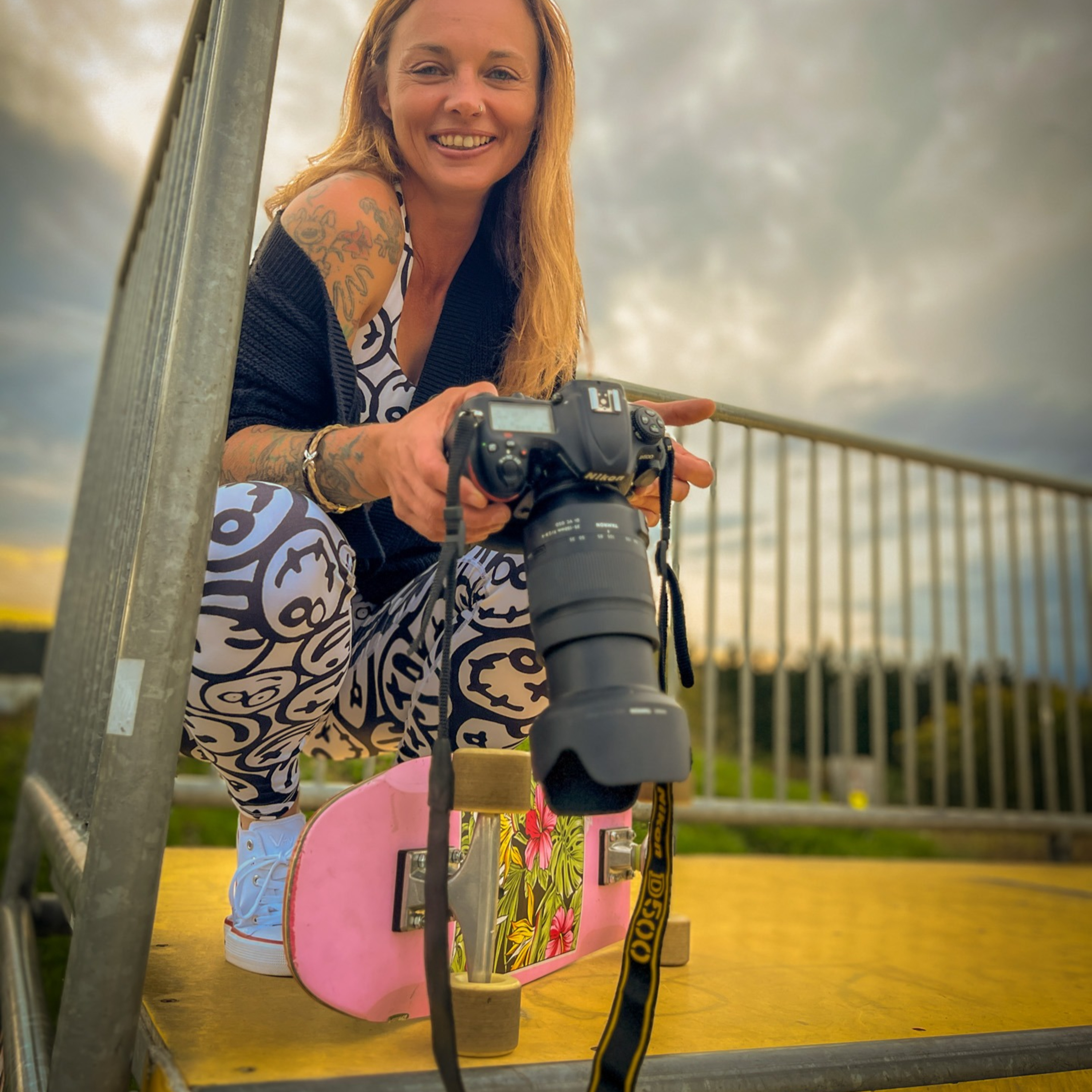 Fotoshooting mit Skateboard und Longboard: Weibliches Model Andrea im Herbst im Skatepark episode artwork