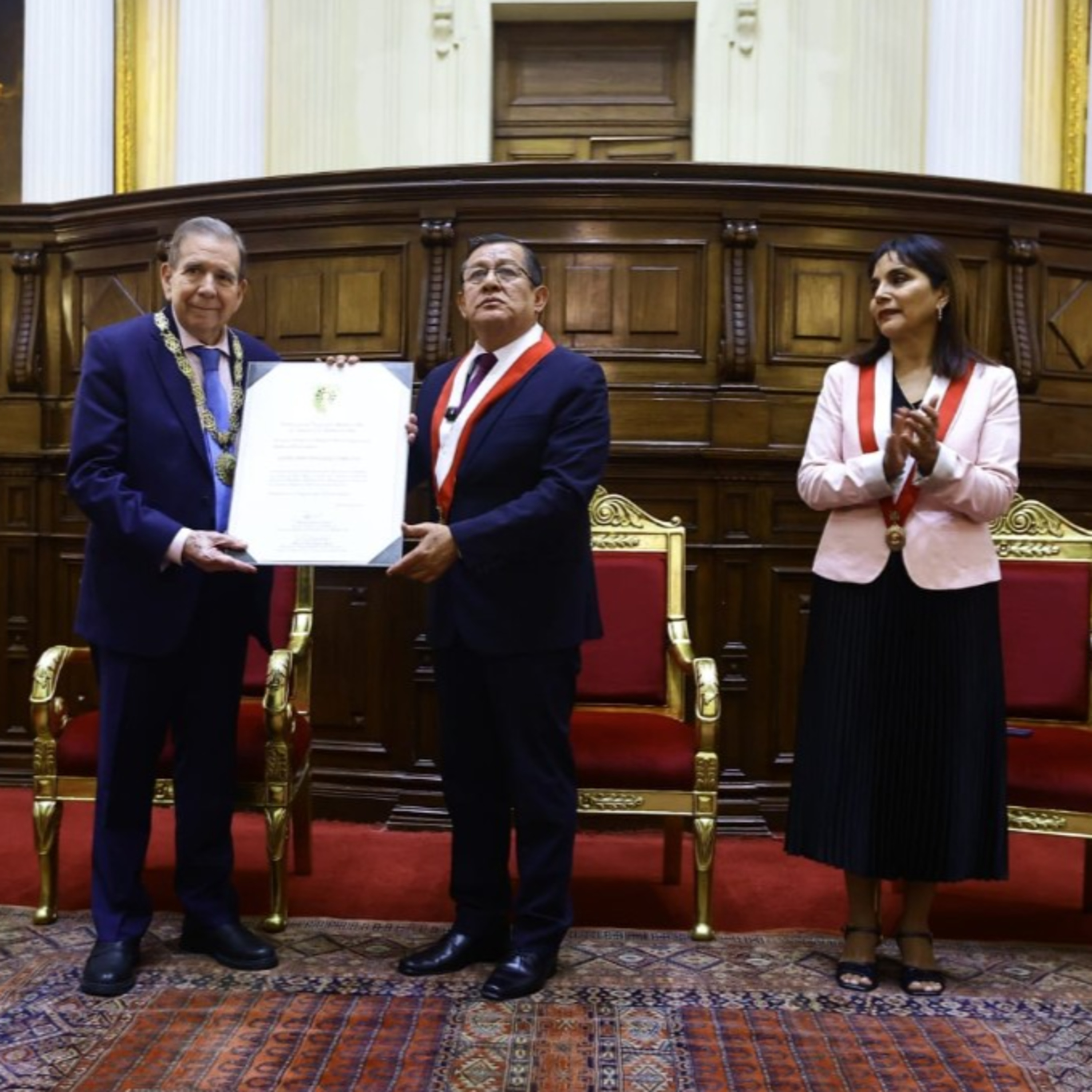 El presidente del Congreso, Eduardo Salhuana Cavides, otorgó la medalla de honor del Congreso de la República del Perú, en el grado de Gran Cruz, a Edmundo González Urrutia episode artwork