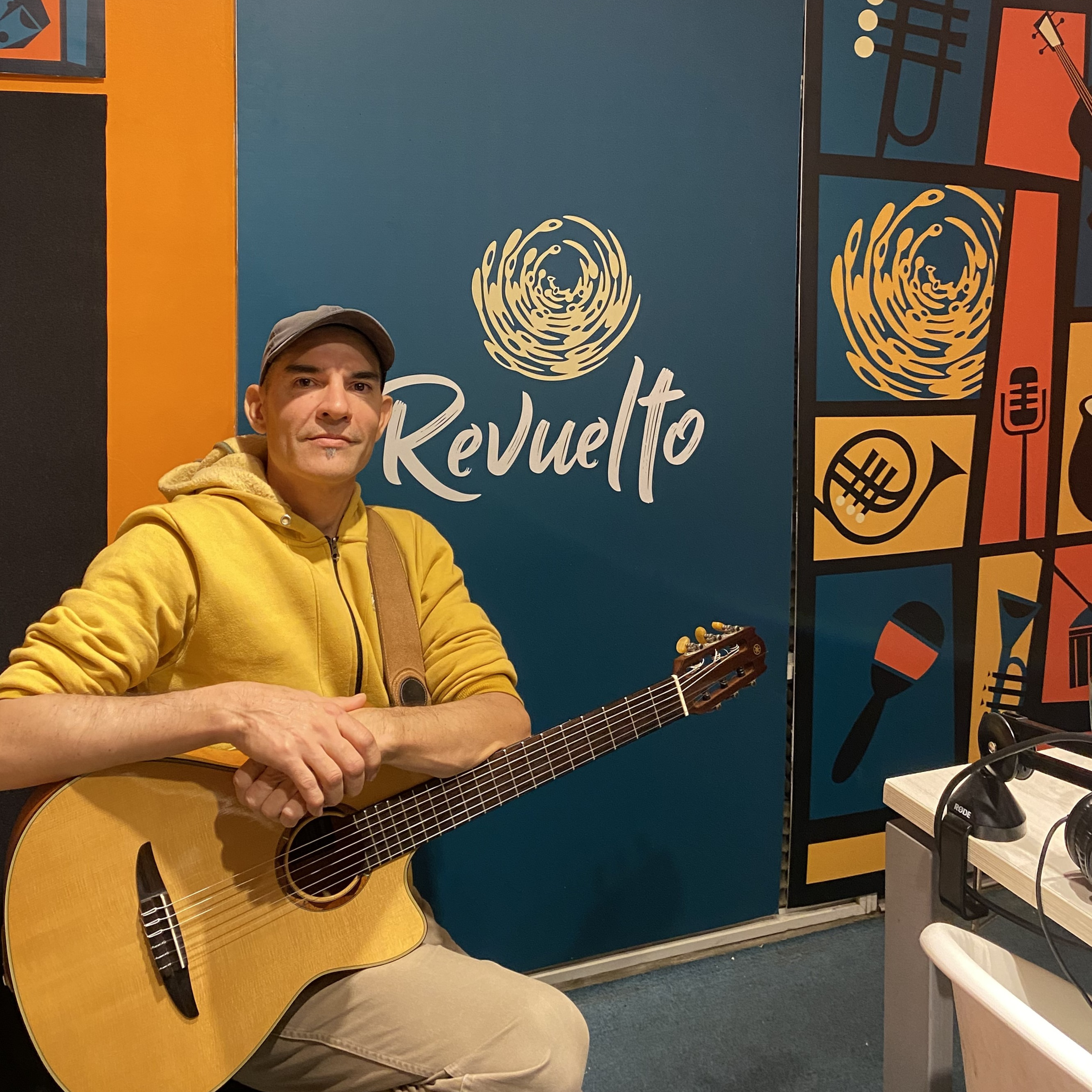 Revuelto - Algo parecido a un programa de radio