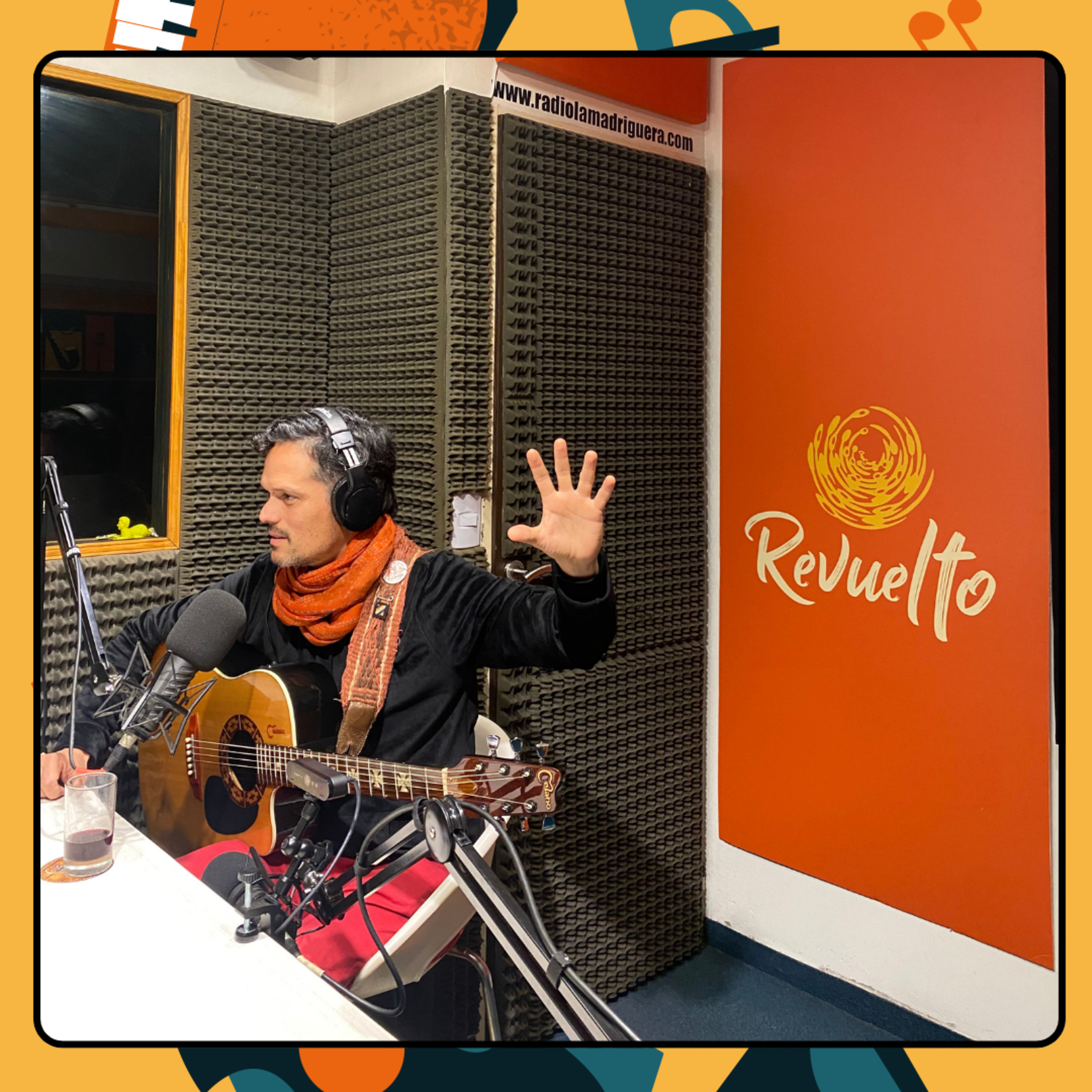 Revuelto - Algo parecido a un programa de radio