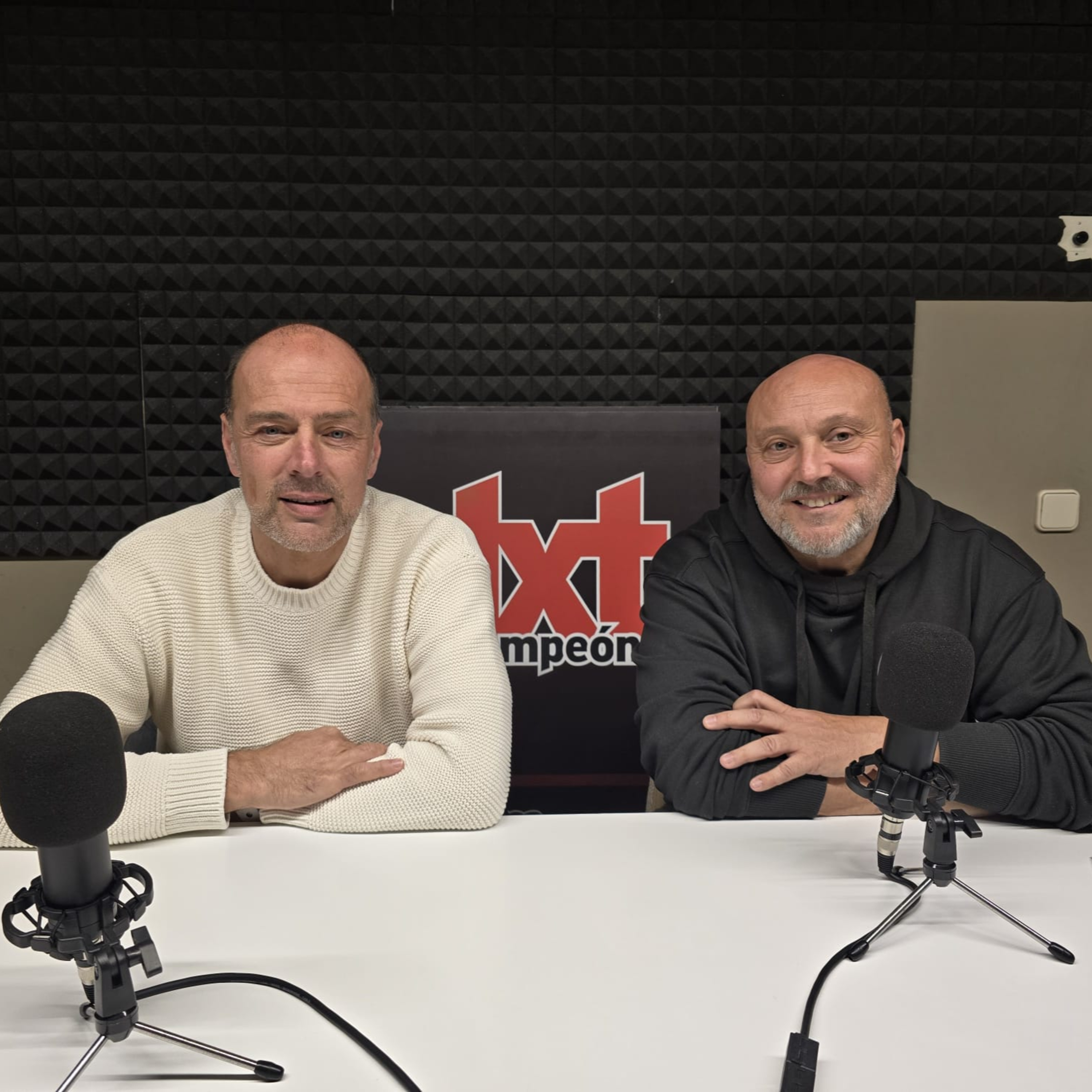 PODCAST ‘Con V de veteranos’: Hoy nos acompaña un referente del Racing. Manel Fernández Anidos… que vuelve a vestirse de corto ‘ya’.  episode artwork