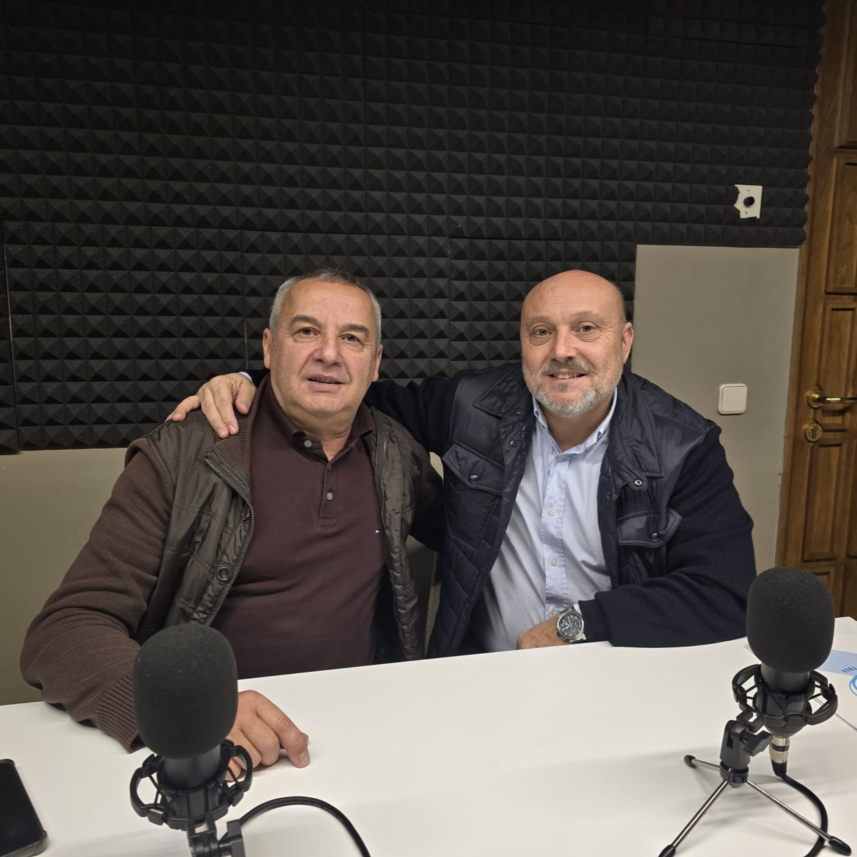PODCAST ‘Con V de Veterano’. Hablamos de nuestro fútbol y se lo dedicamos a Mary Carmen Presas y Emilio Lusquiños episode artwork