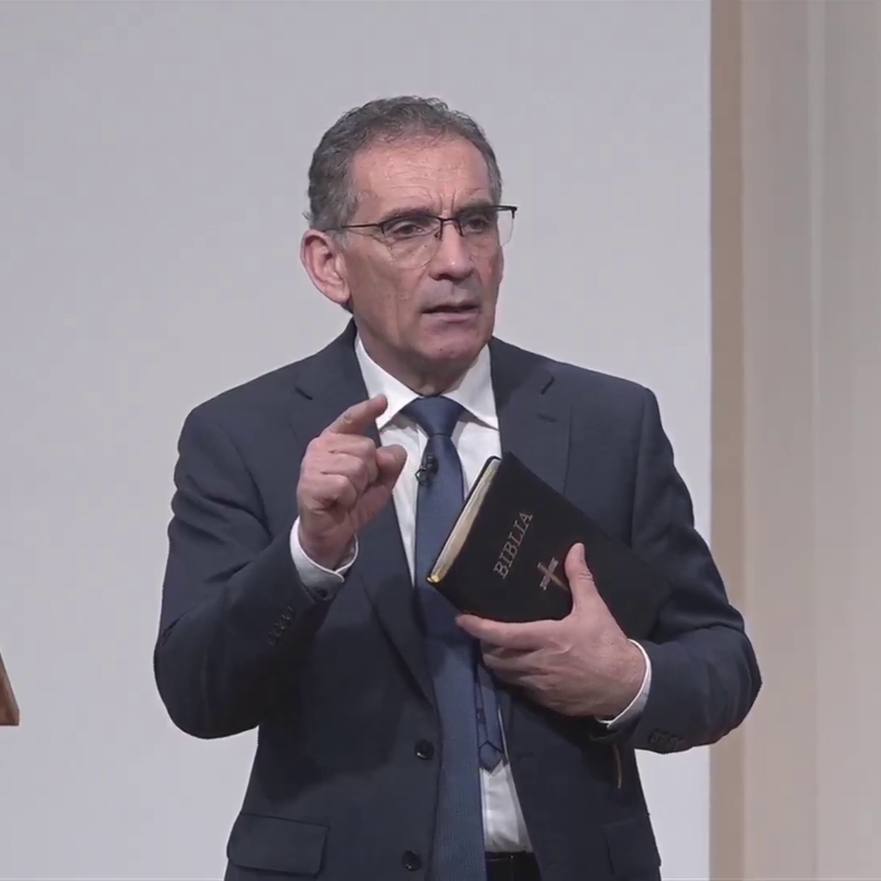 Camera de sus, SANCTUAR sau SINAGOGĂ? - Valentin Dănăiață