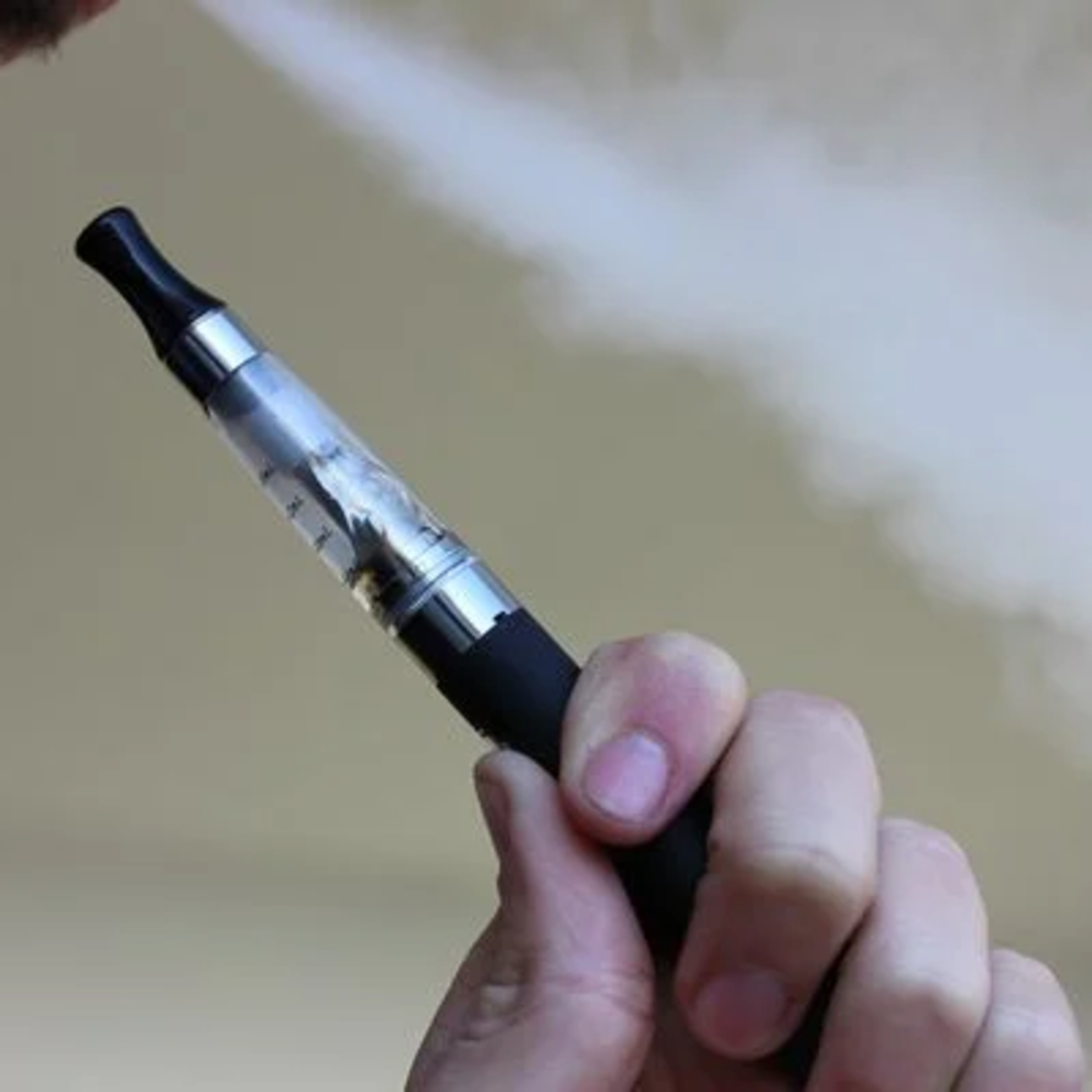 Saúde alerta para riscos do uso dos cigarros eletrônicos pelo público jovem episode artwork