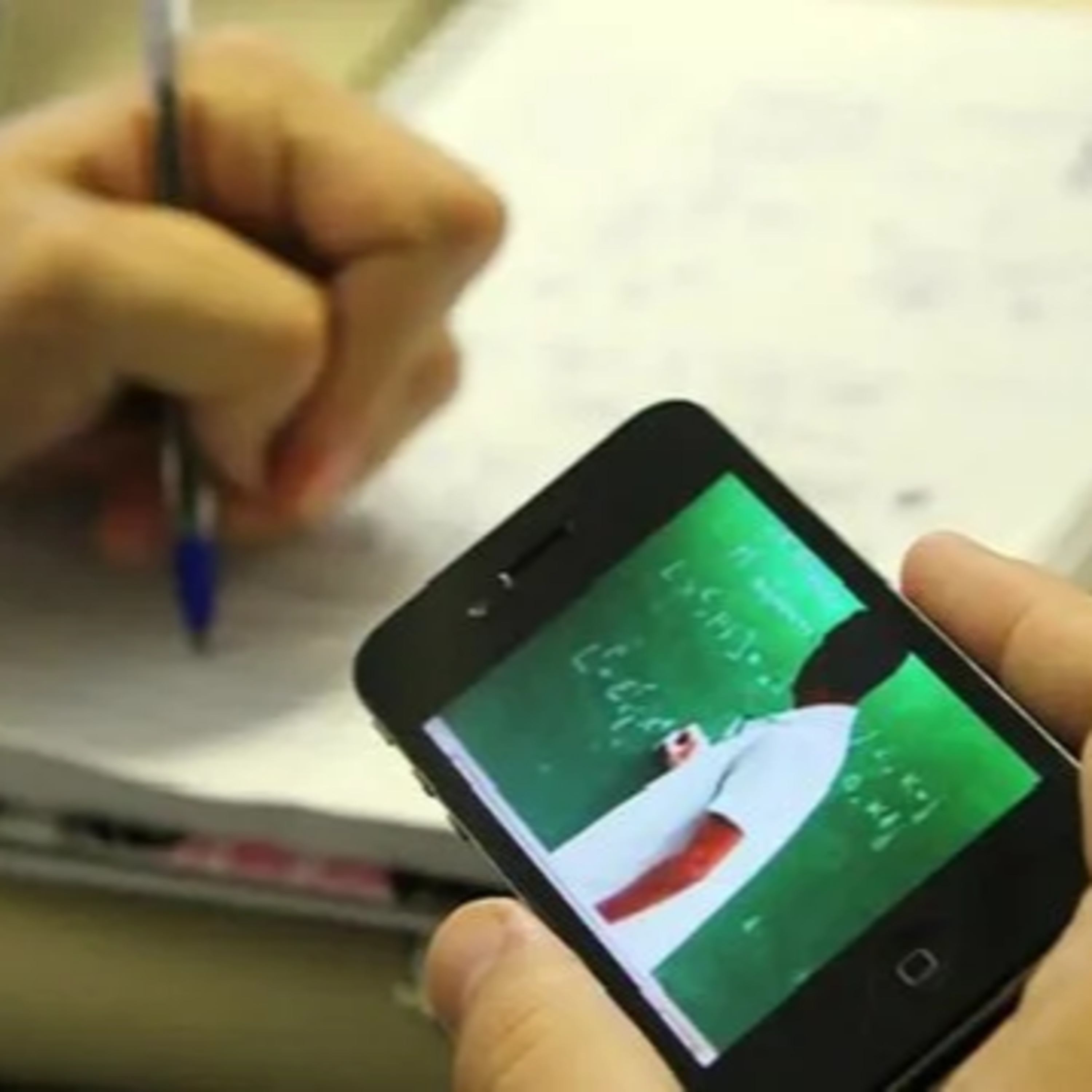 Especialista analisa lei que proíbe celular em sala de aula episode artwork
