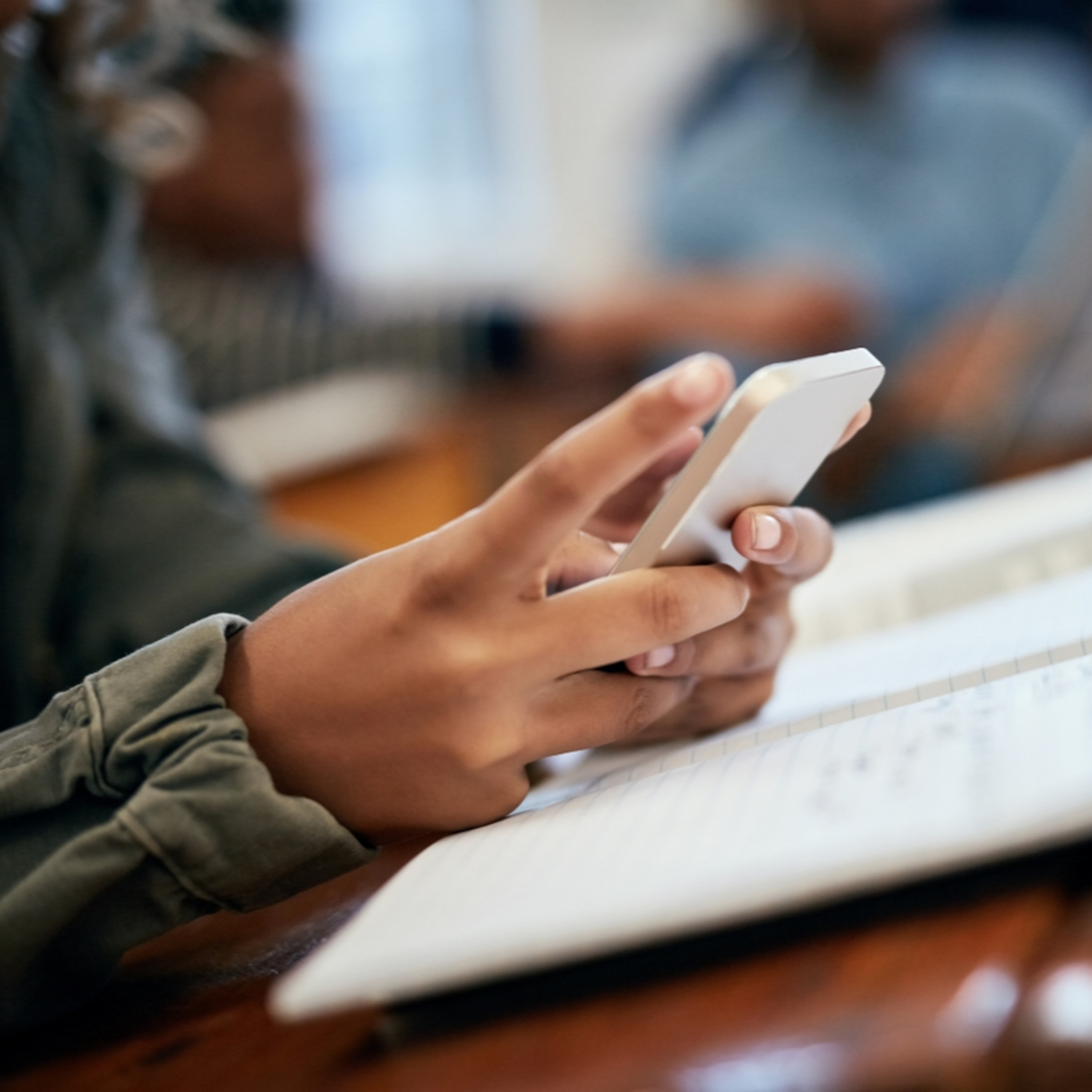 Volta às aulas: restrição ao uso do celular nas escolas públicas já está valendo episode artwork