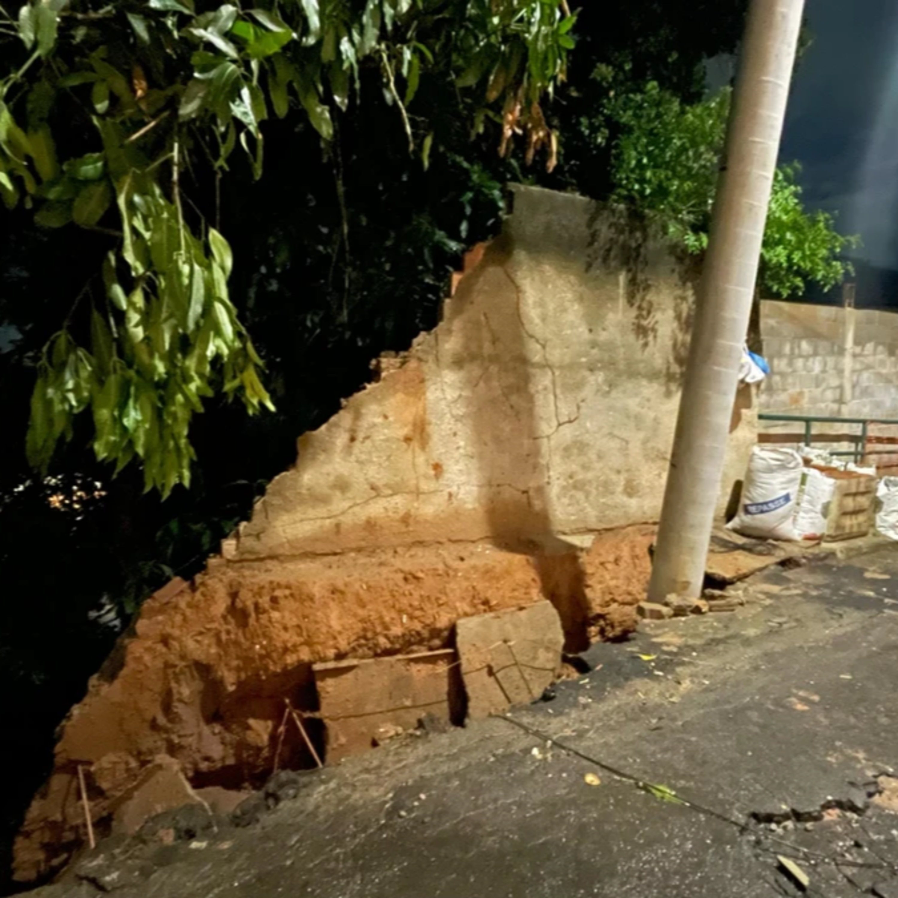 Chuva forte destelha casas, derruba muro e árvores e deixa ruas alagadas episode artwork