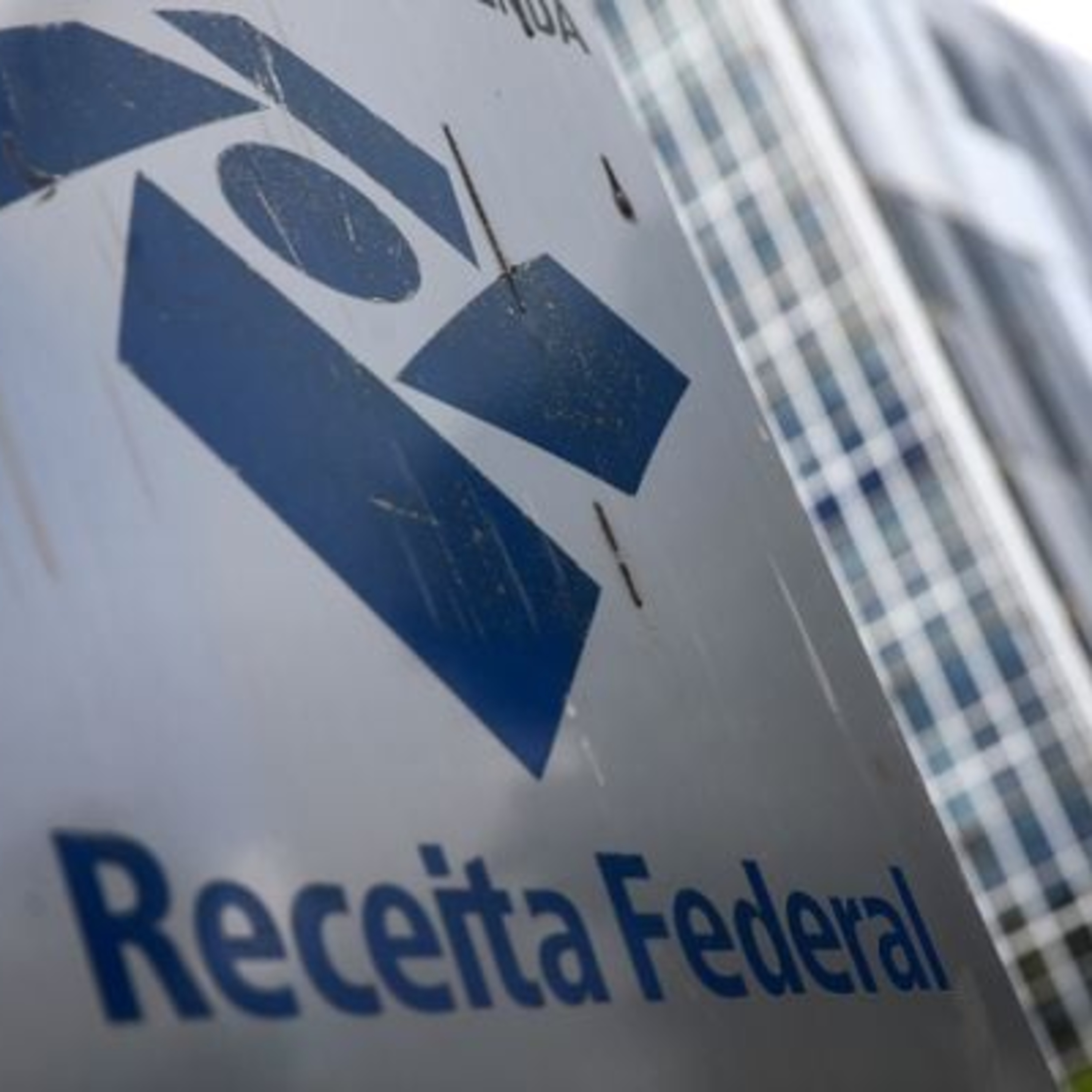 Receita Federal nega que irá notificar adultos que vivem com os pais episode artwork