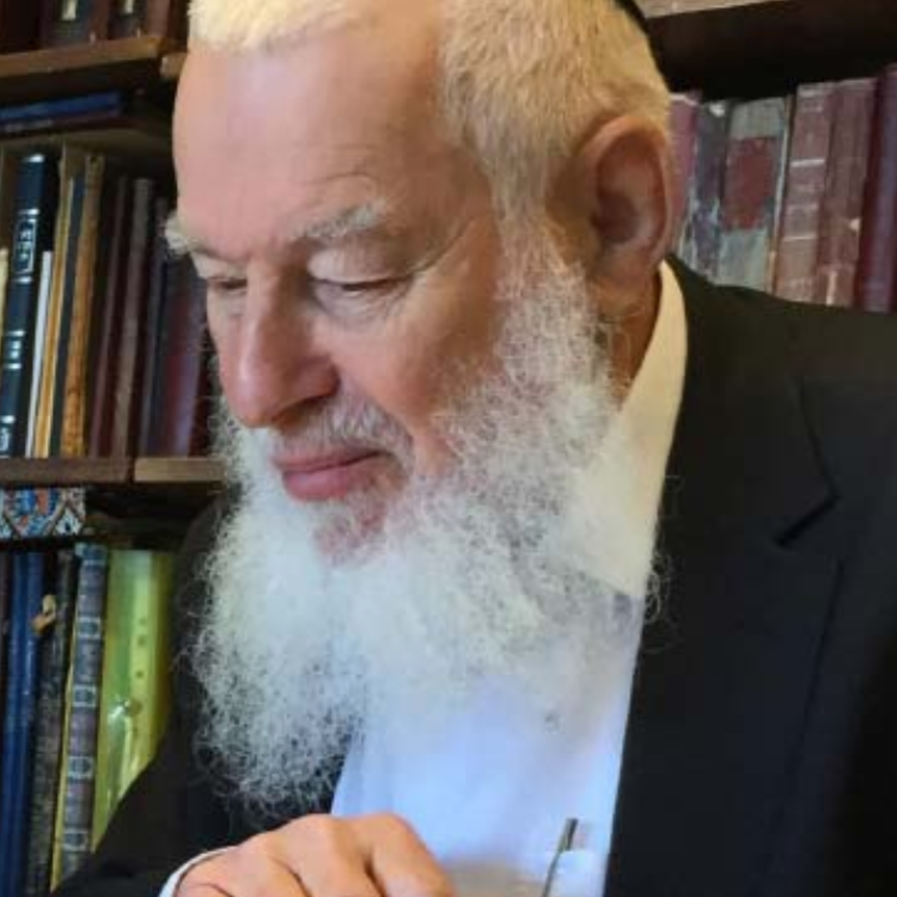הרב אברהם יהושע צוקרמן - המחנך שחיבר בין בית המדרש, הפרדס ופיגומי הבניין episode artwork