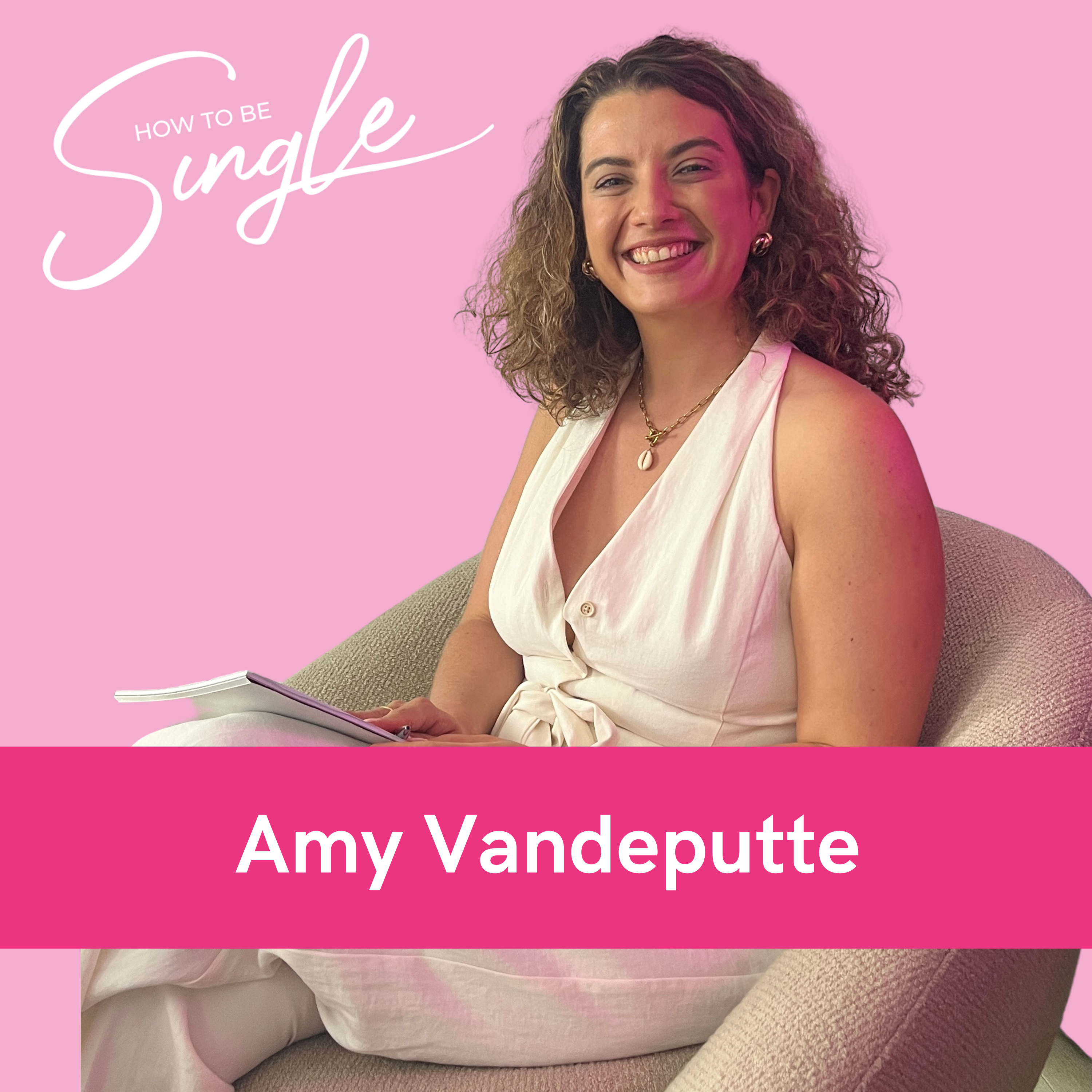HTBS #121. “Laat alle regels los op een eerste date, maar praat geen red flags goed”, Amy Vandeputte over plusmama zijn, gezond daten en zelfzorg (Single Guest)