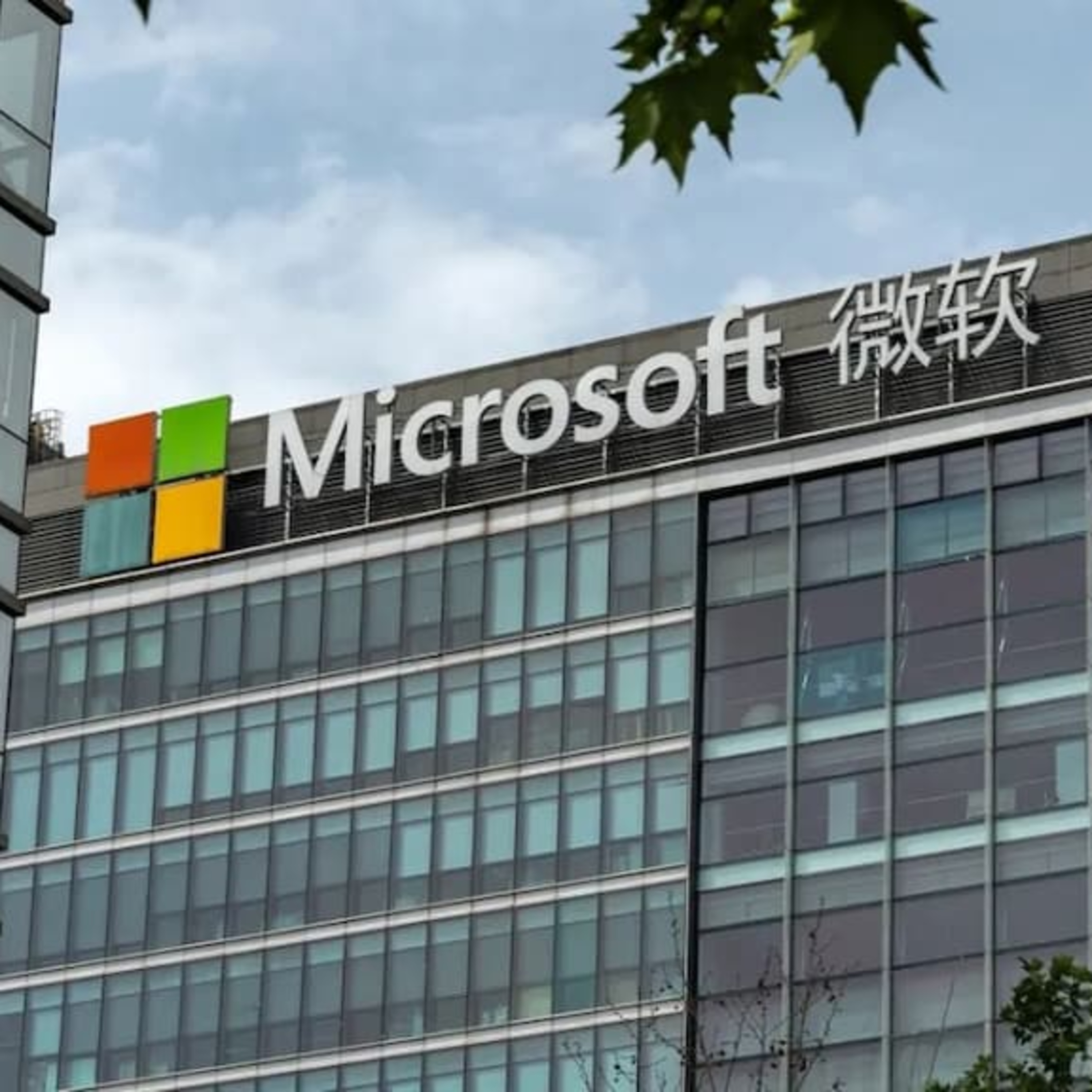 #Radiogeek - Microsoft refuerza la seguridad de los empleados en China y los obliga a usar iPhone 15 - Nro 2523 episode artwork