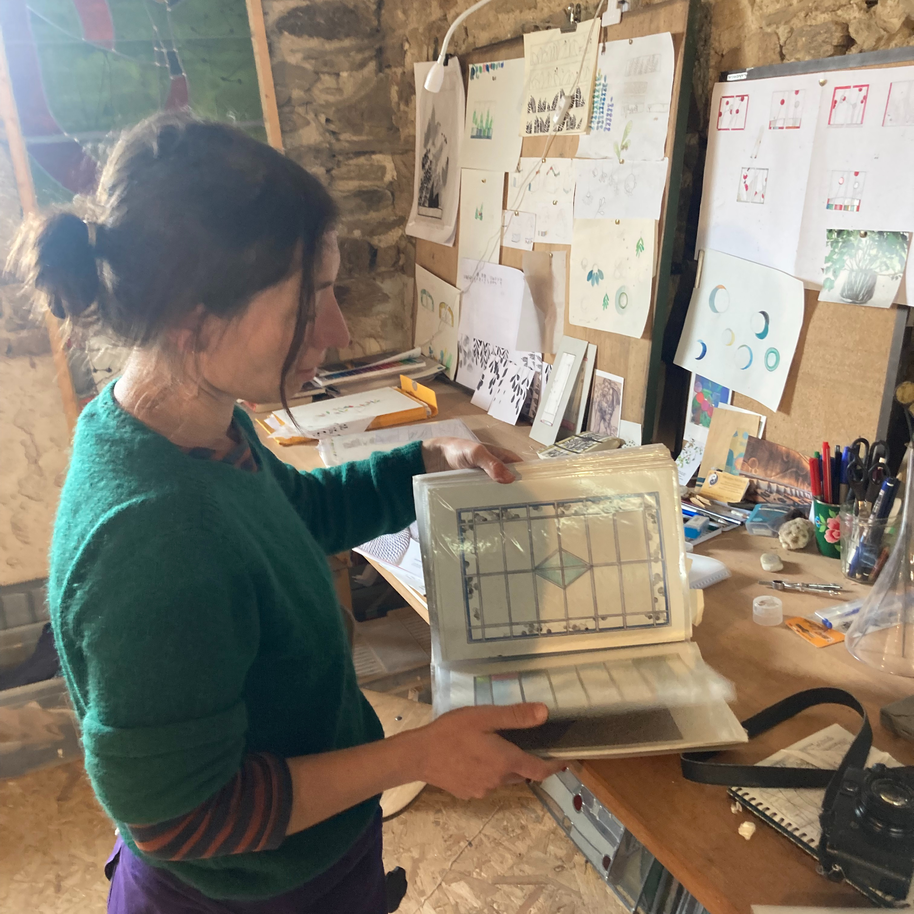 Julie Bernard alias Roulie verre, vitrailliste d'art. episode artwork