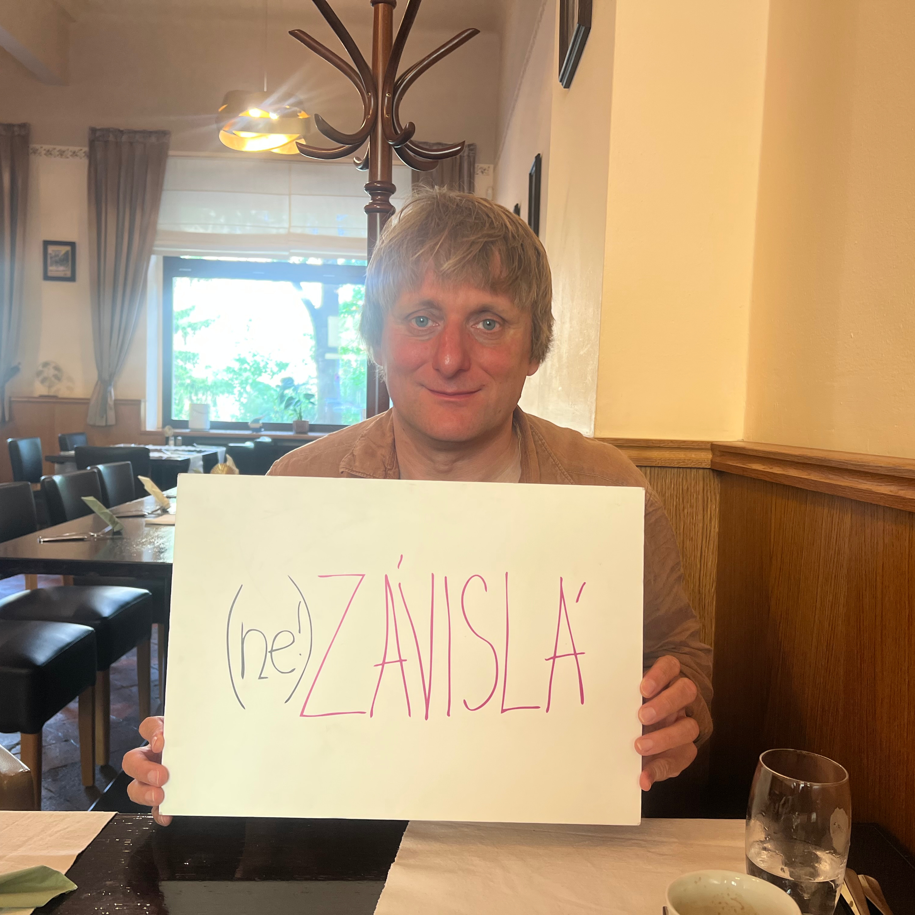 (ne!)ZÁVISLÁ