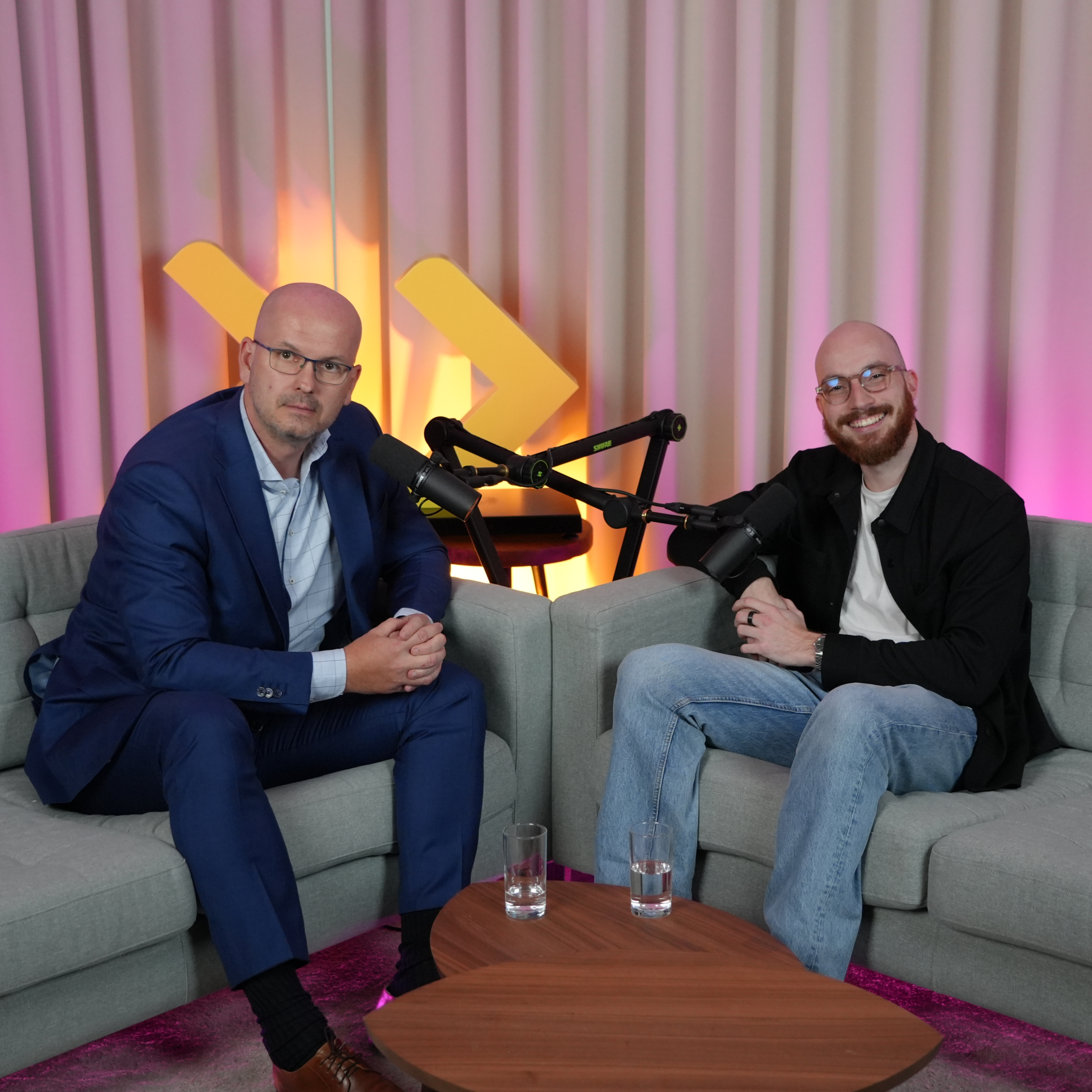 ČLOVĚK MUSÍ PRACOVAT TVRDĚ, ZODPOVĚDNĚ A JE TO KOLIKRÁT SHODA OKOLNOSTÍ SE DOSTAT NA POZICI V TOP MANAGEMENTU.  episode artwork